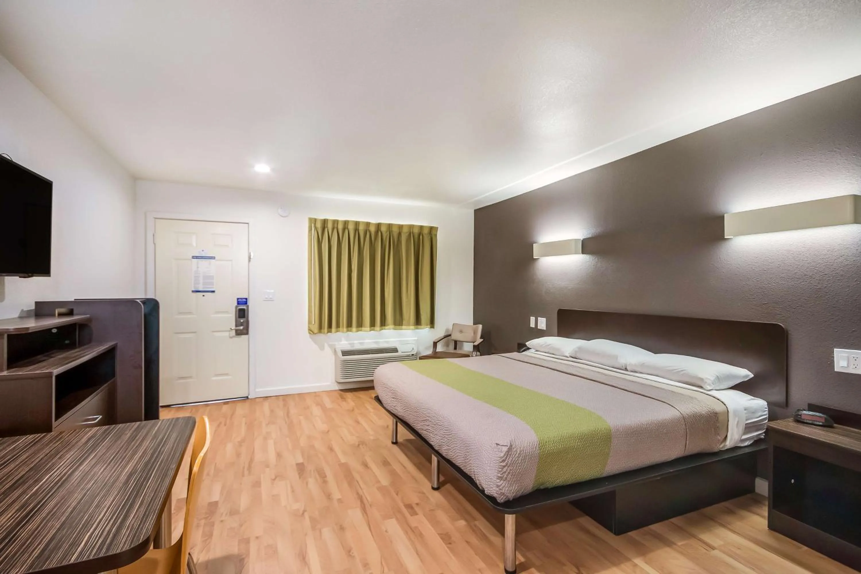 TV and multimedia, Bed in Studio 6-Huntsville, TX