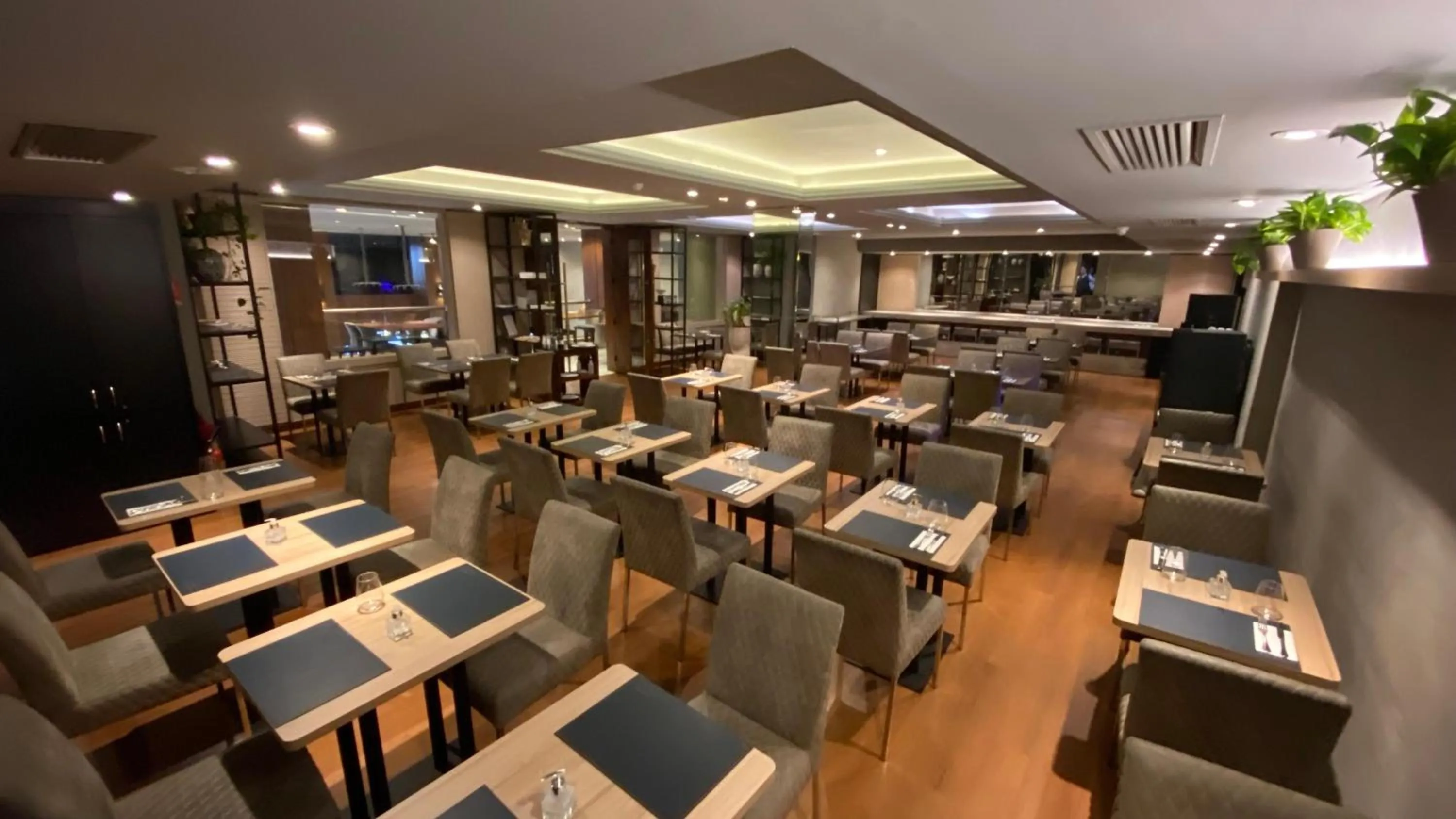 Restaurant/places to eat in Grand Mercure Curitiba Rayon