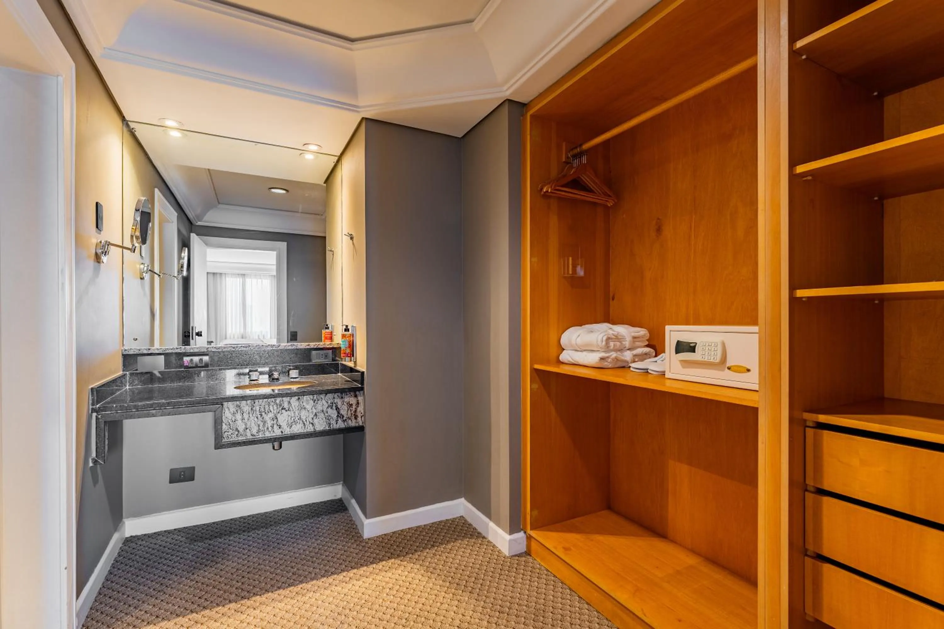 Photo of the whole room in Grand Mercure Curitiba Rayon