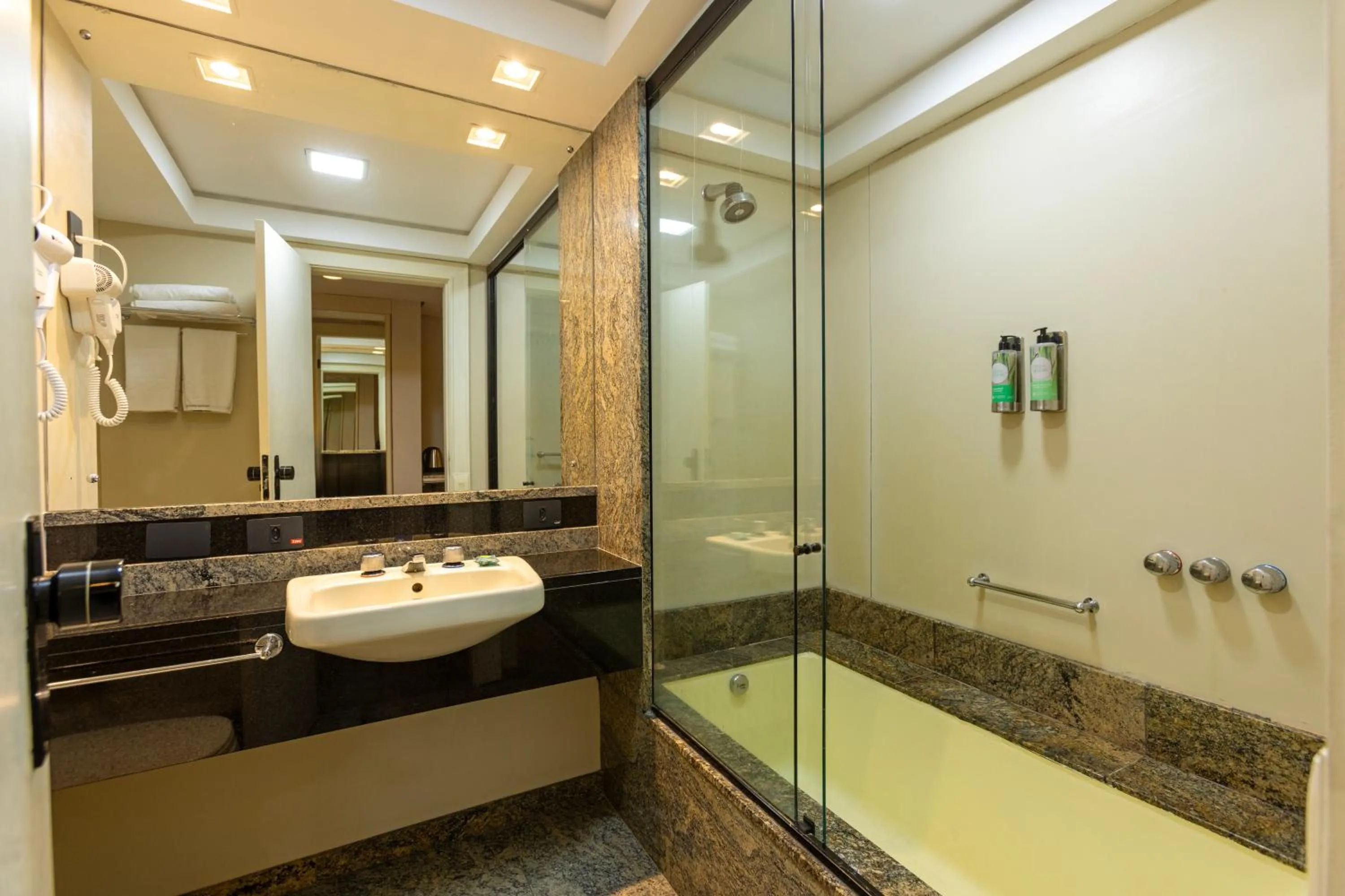 Bathroom in Grand Mercure Curitiba Rayon