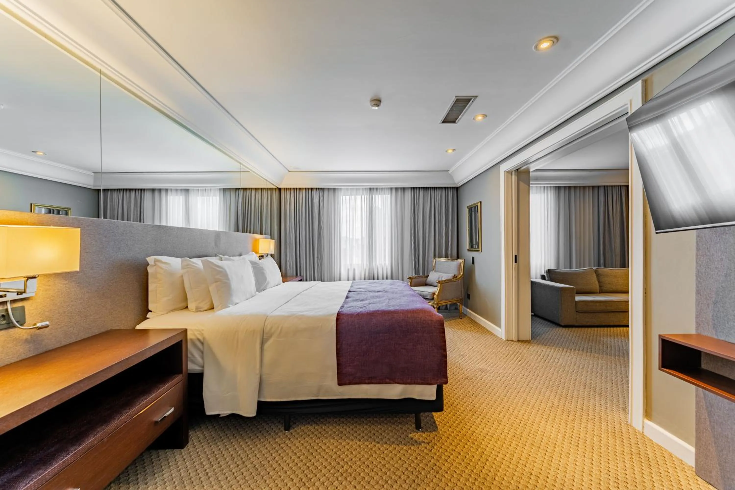 Bed in Grand Mercure Curitiba Rayon