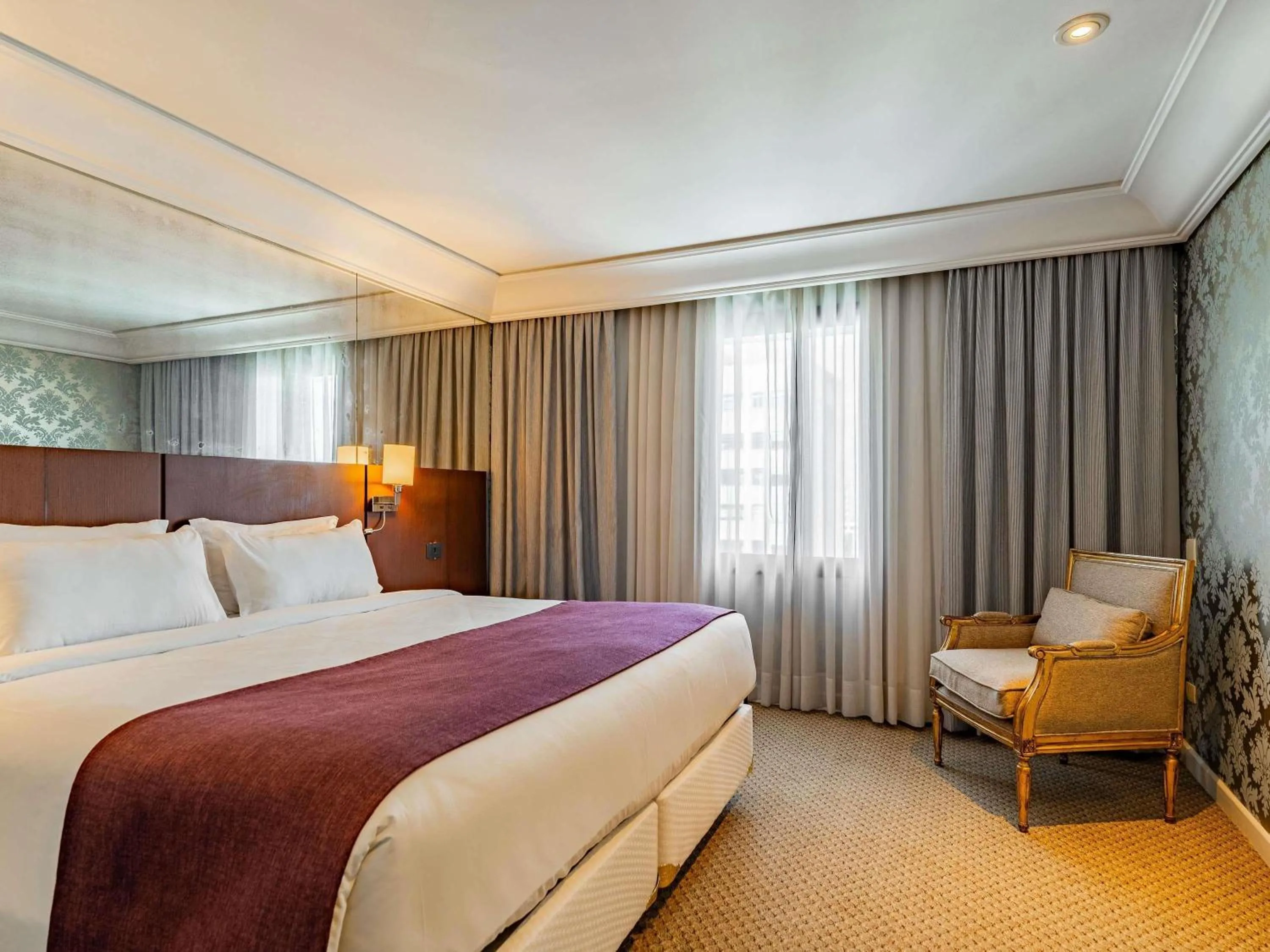 Photo of the whole room, Bed in Grand Mercure Curitiba Rayon