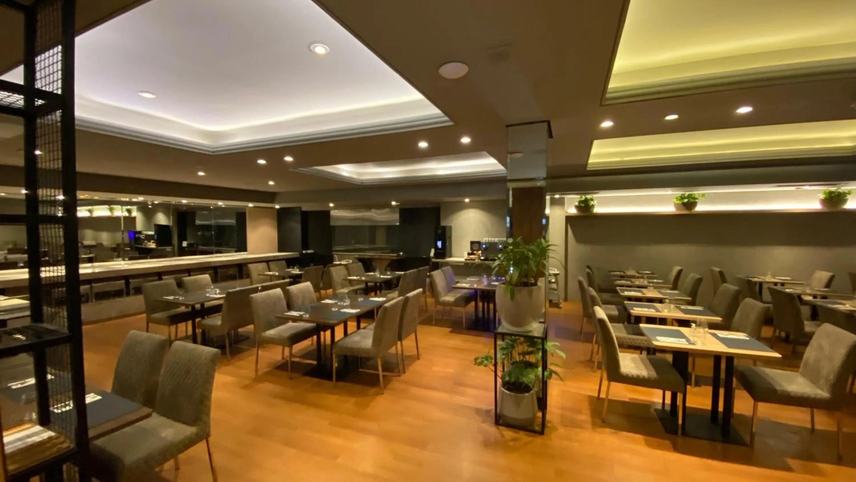 Restaurant/places to eat in Grand Mercure Curitiba Rayon