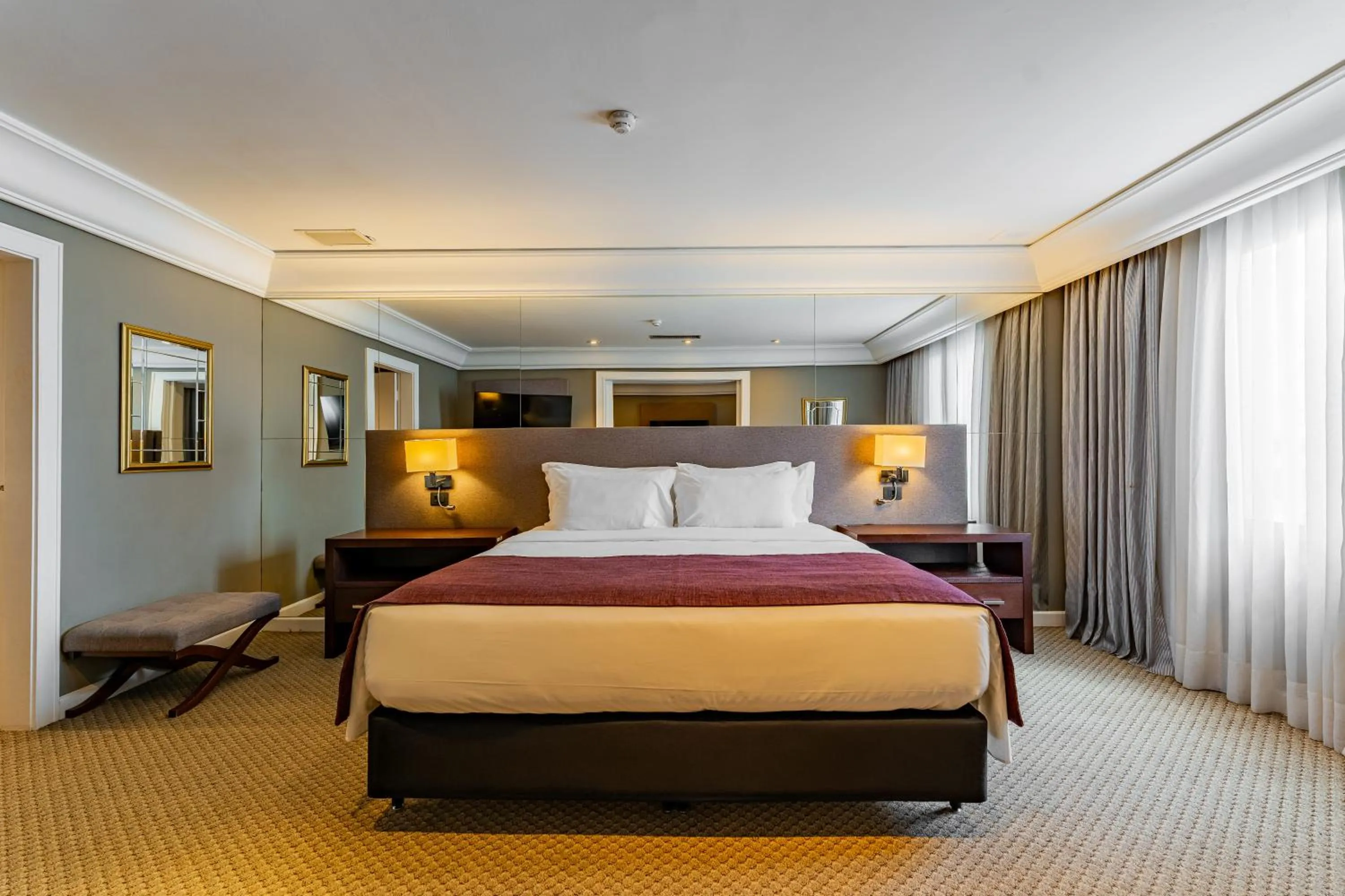 Bed in Grand Mercure Curitiba Rayon