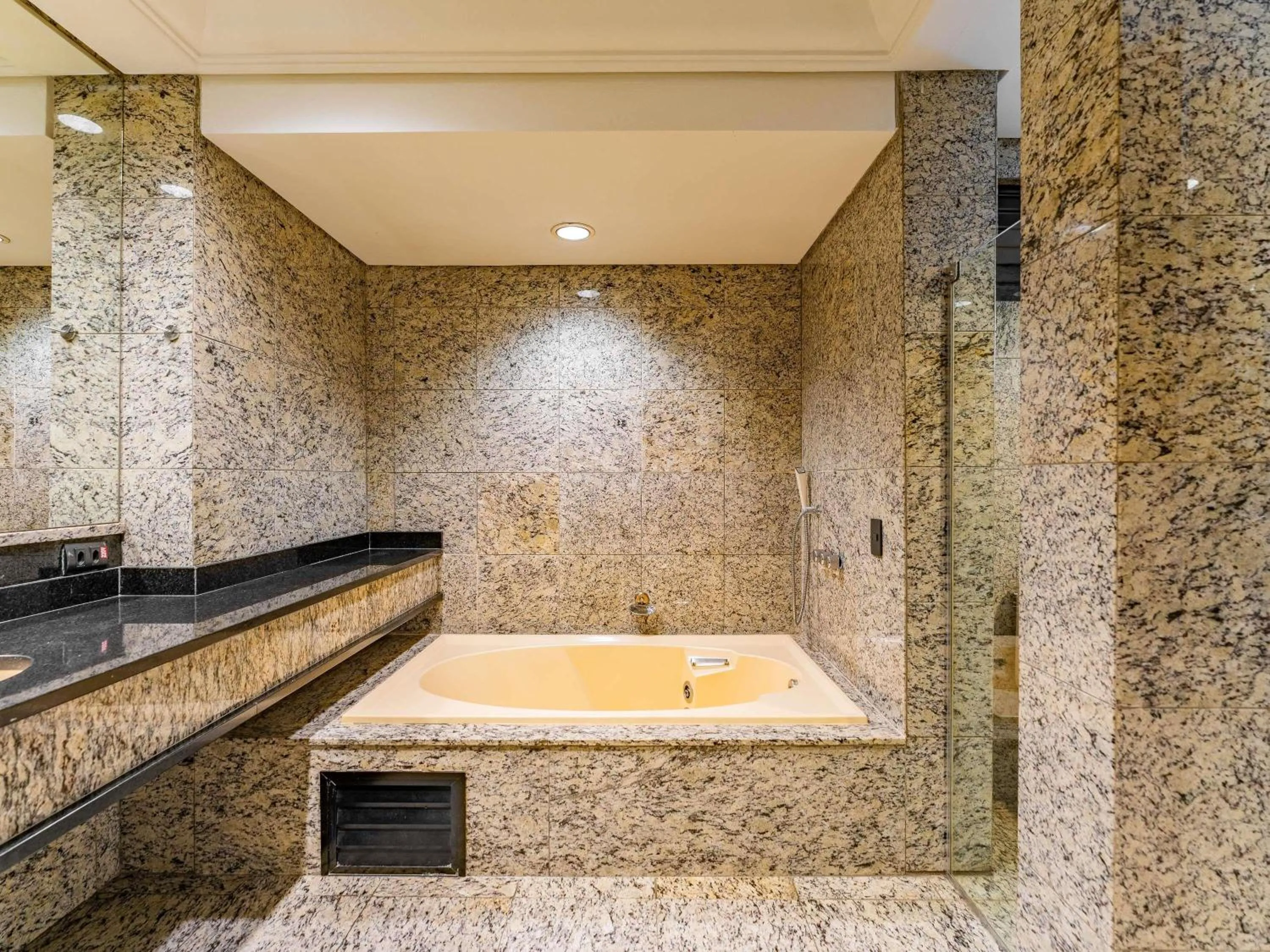 Photo of the whole room in Grand Mercure Curitiba Rayon