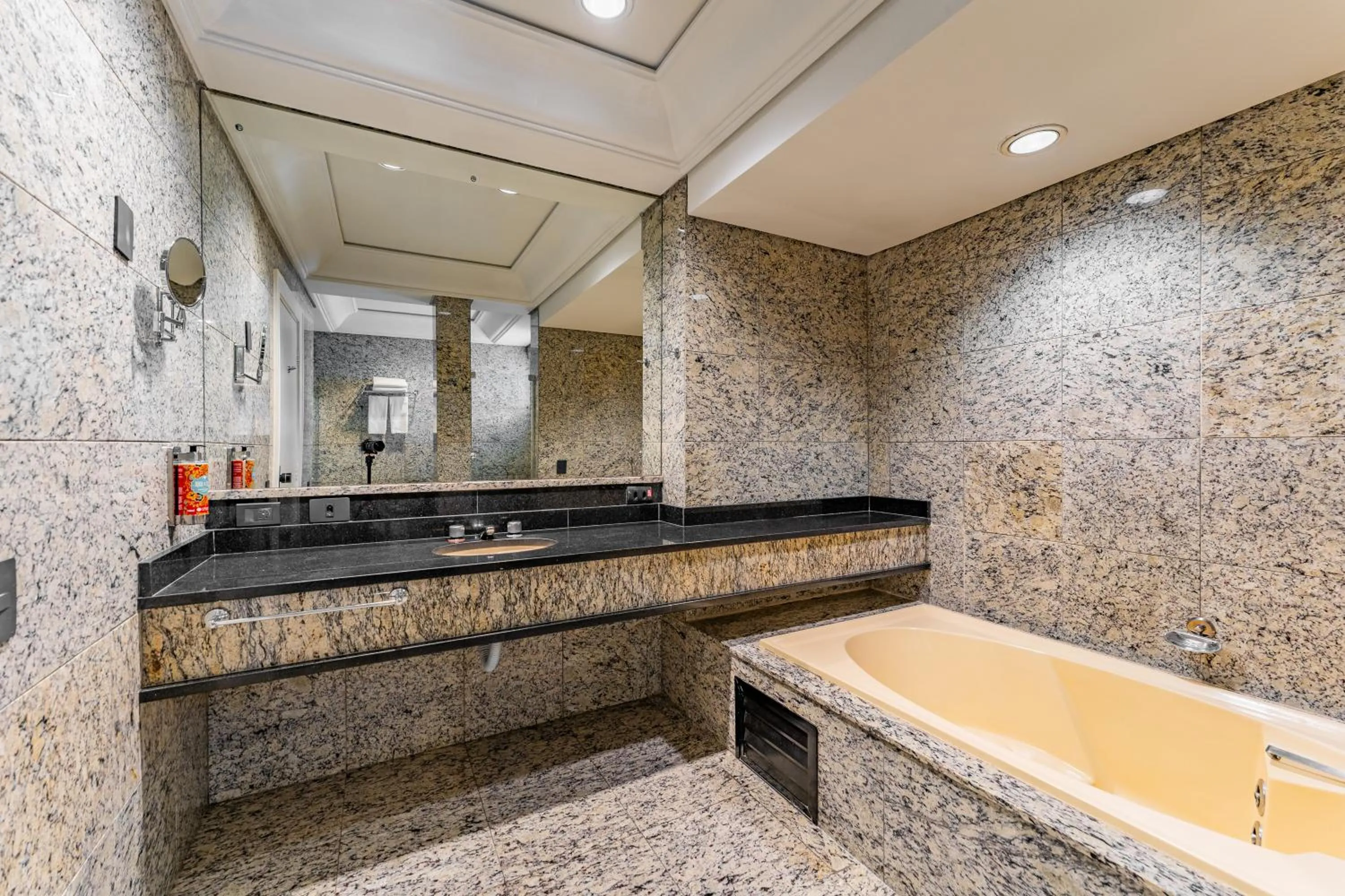 Hot Tub in Grand Mercure Curitiba Rayon