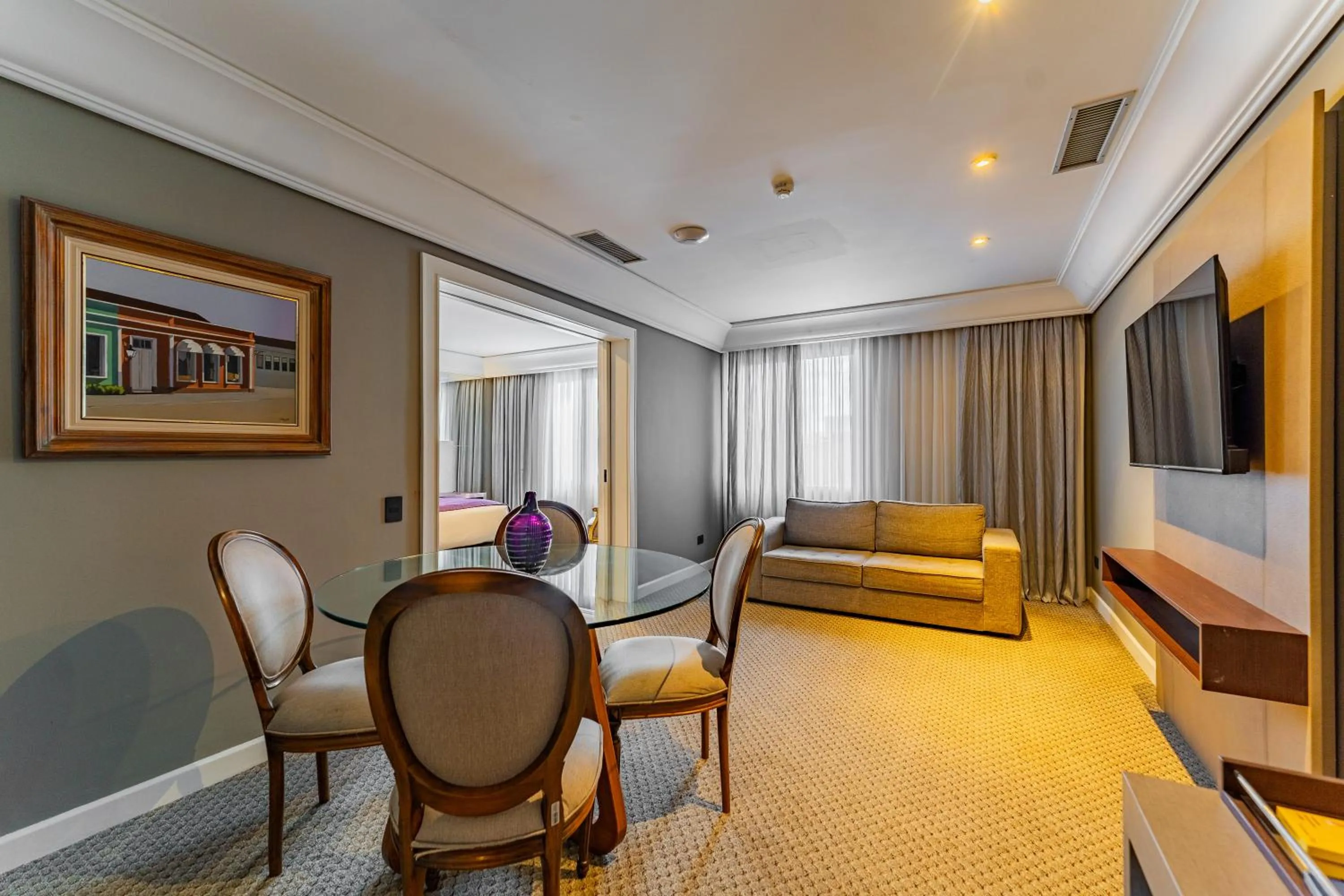 TV and multimedia in Grand Mercure Curitiba Rayon