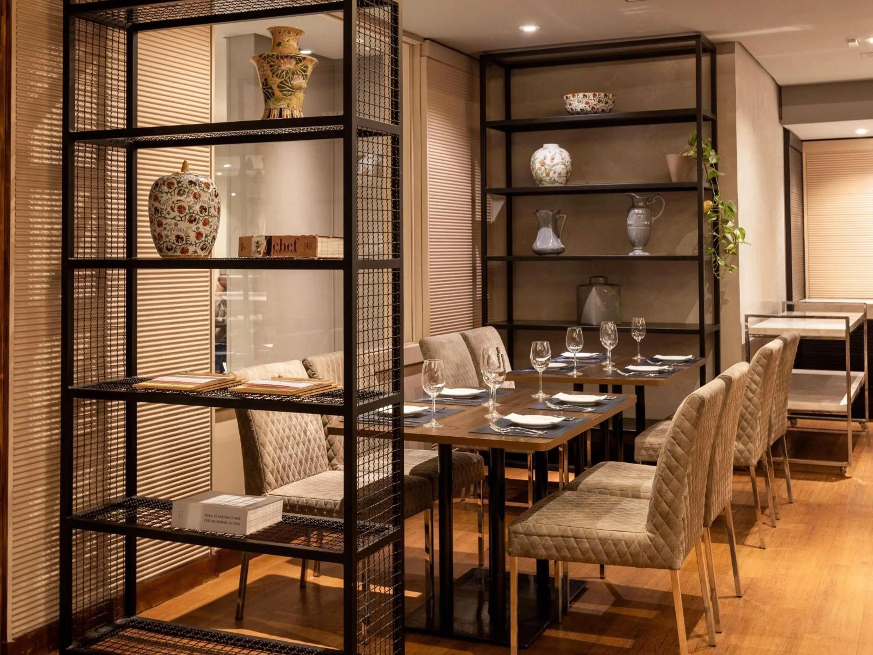 Restaurant/places to eat in Grand Mercure Curitiba Rayon