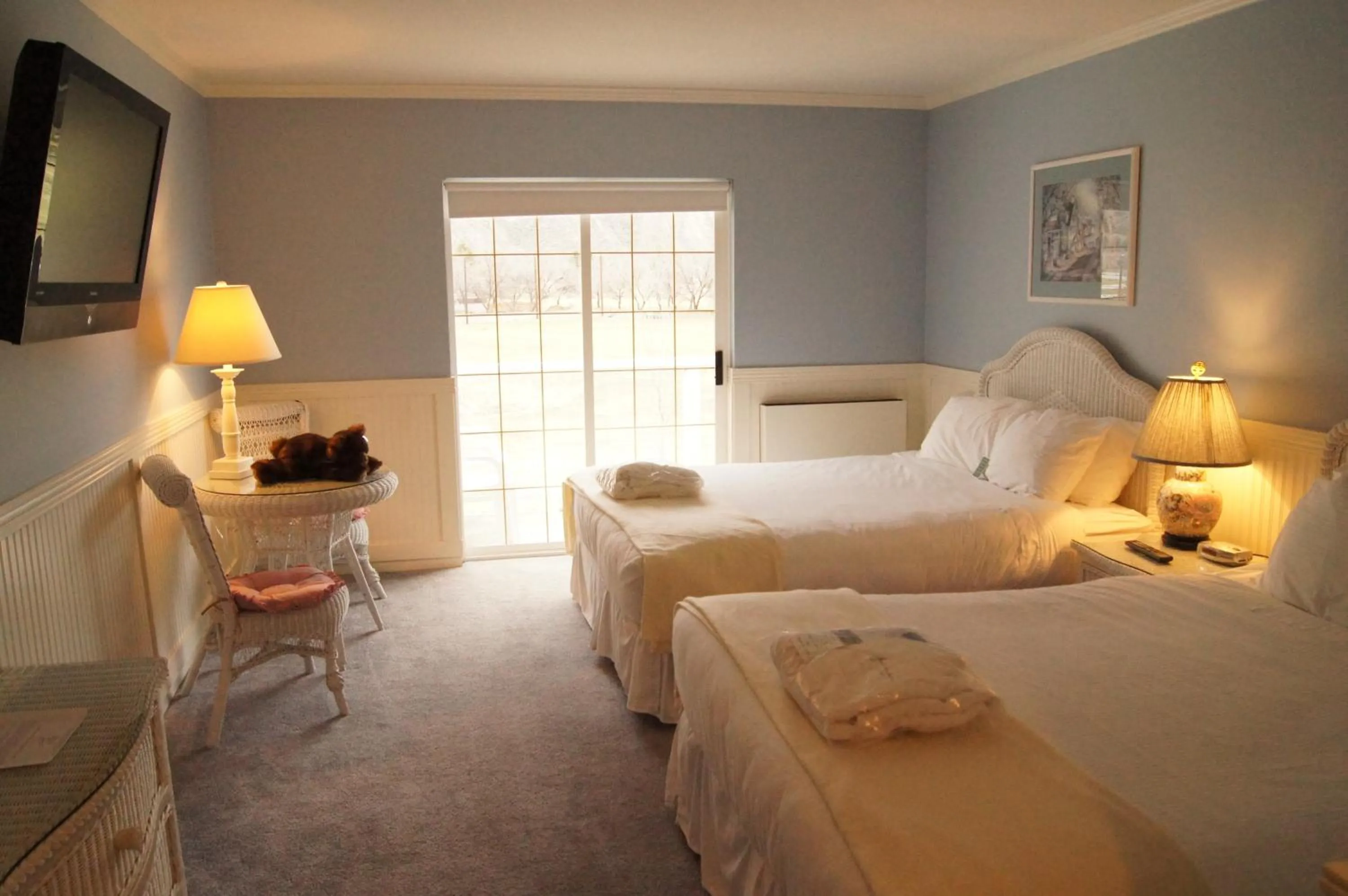 Bed in South Thompson Inn & Conference Centre