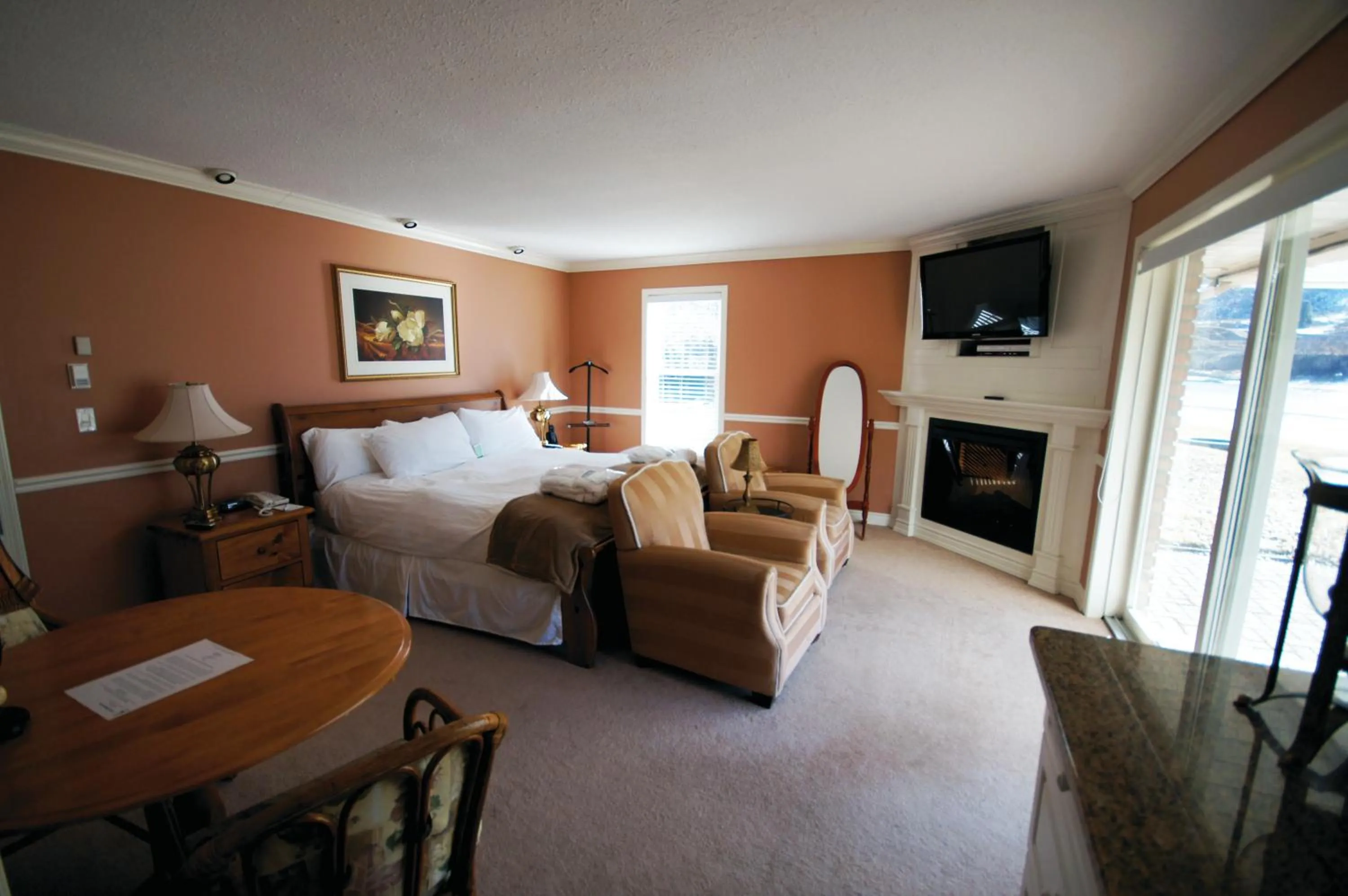 Bed in South Thompson Inn & Conference Centre