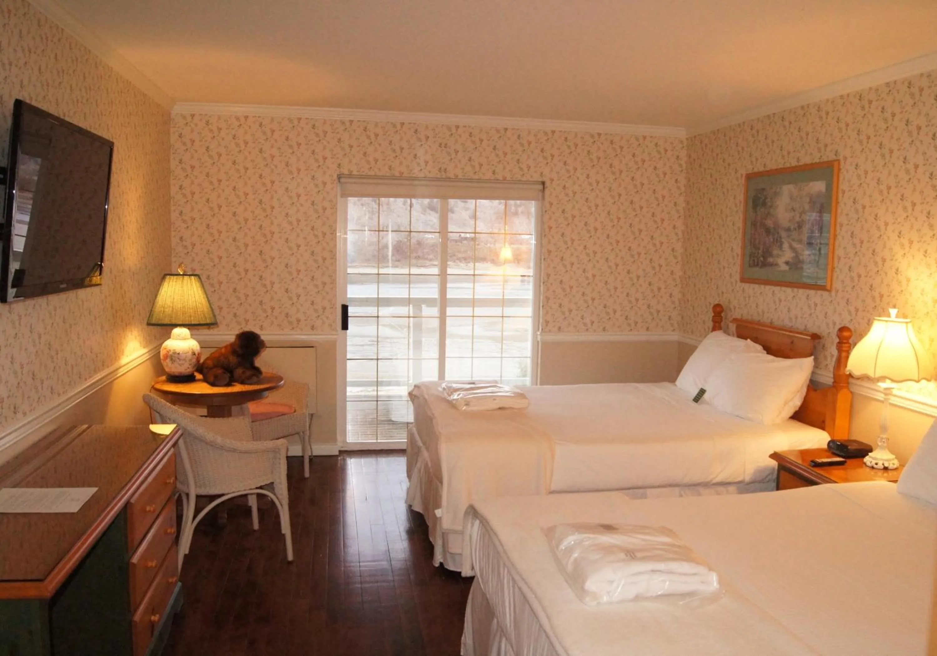 Bed in South Thompson Inn & Conference Centre