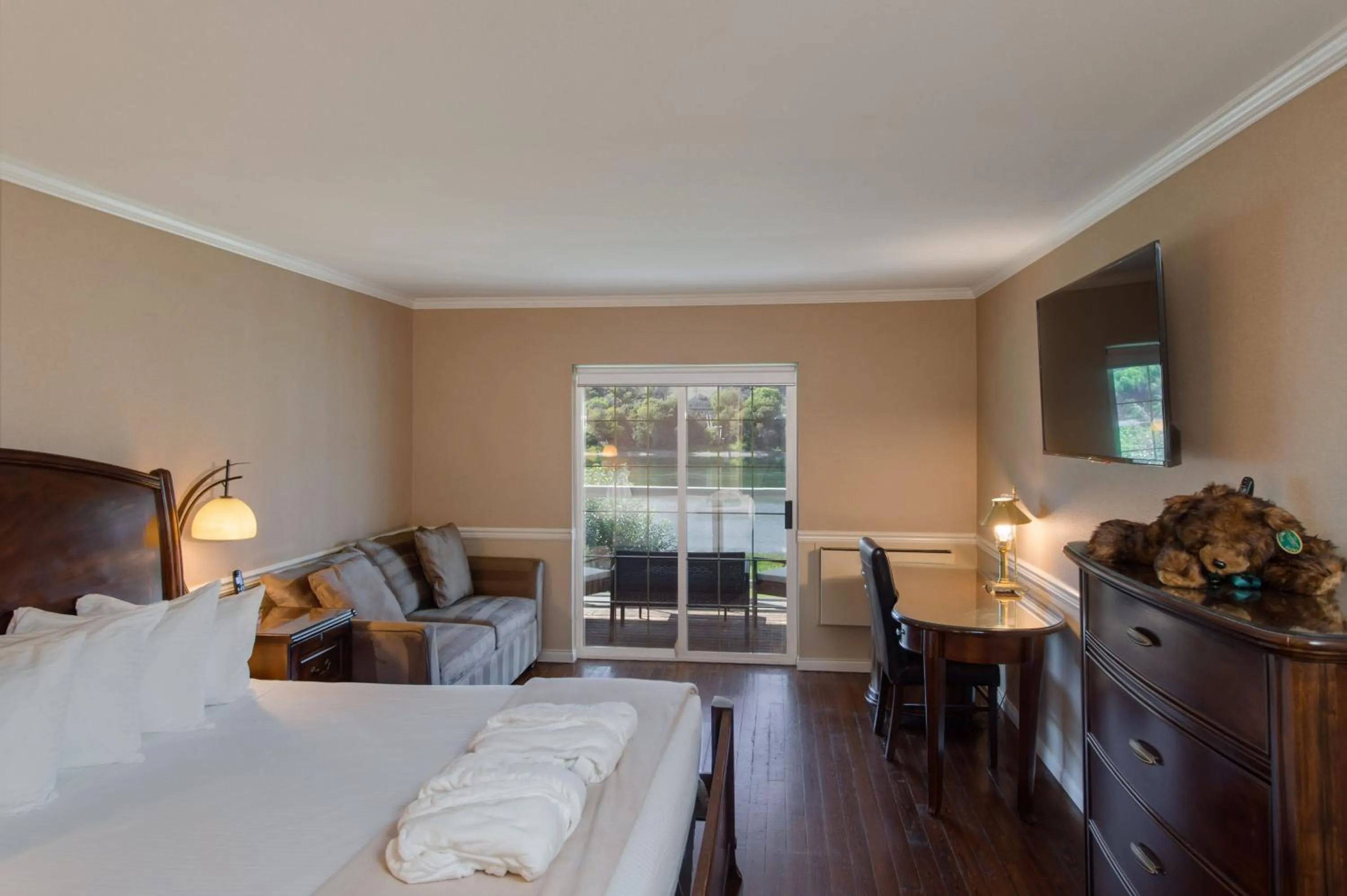 Bed in South Thompson Inn & Conference Centre