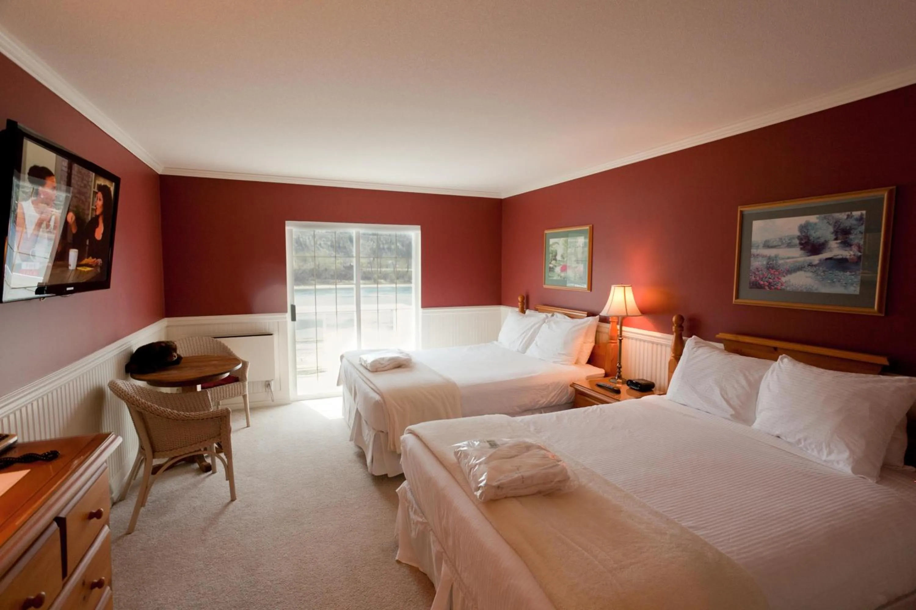 Bed in South Thompson Inn & Conference Centre