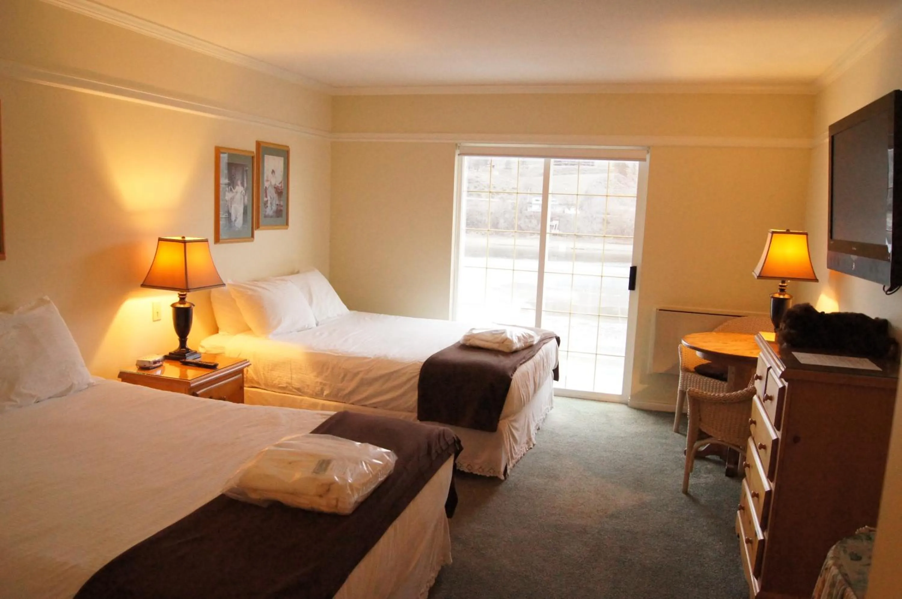 Bed in South Thompson Inn & Conference Centre