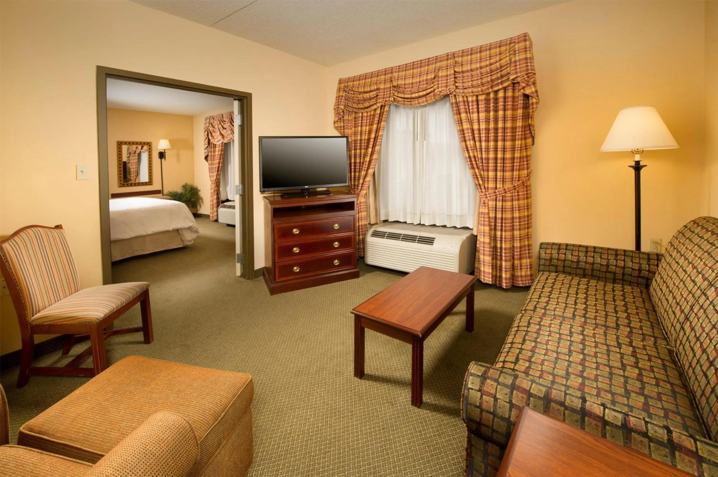 Living room, Bed in Hampton Inn & Suites Stillwater