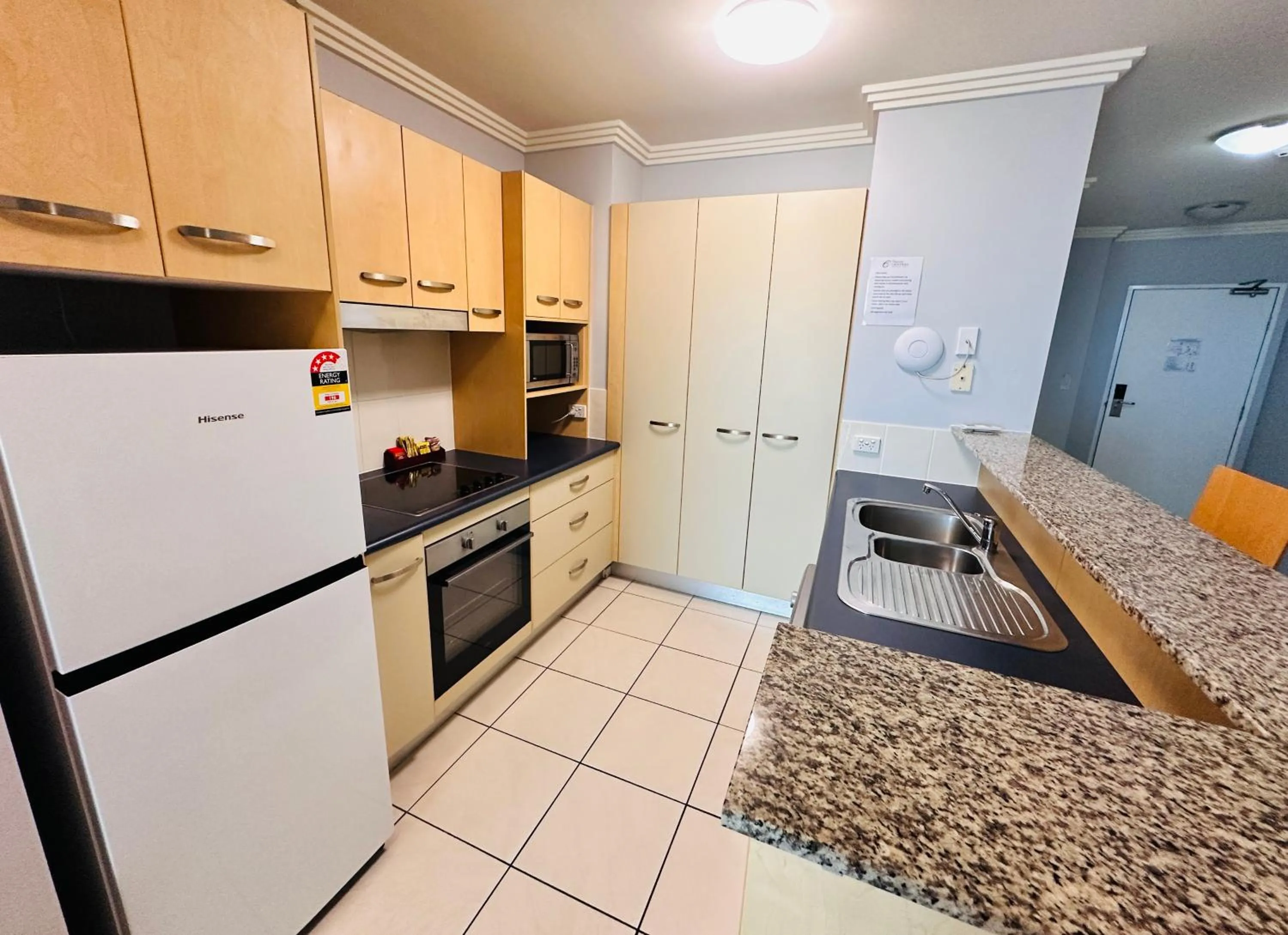 Kitchen or kitchenette in Caloundra Central Apartment Hotel Official