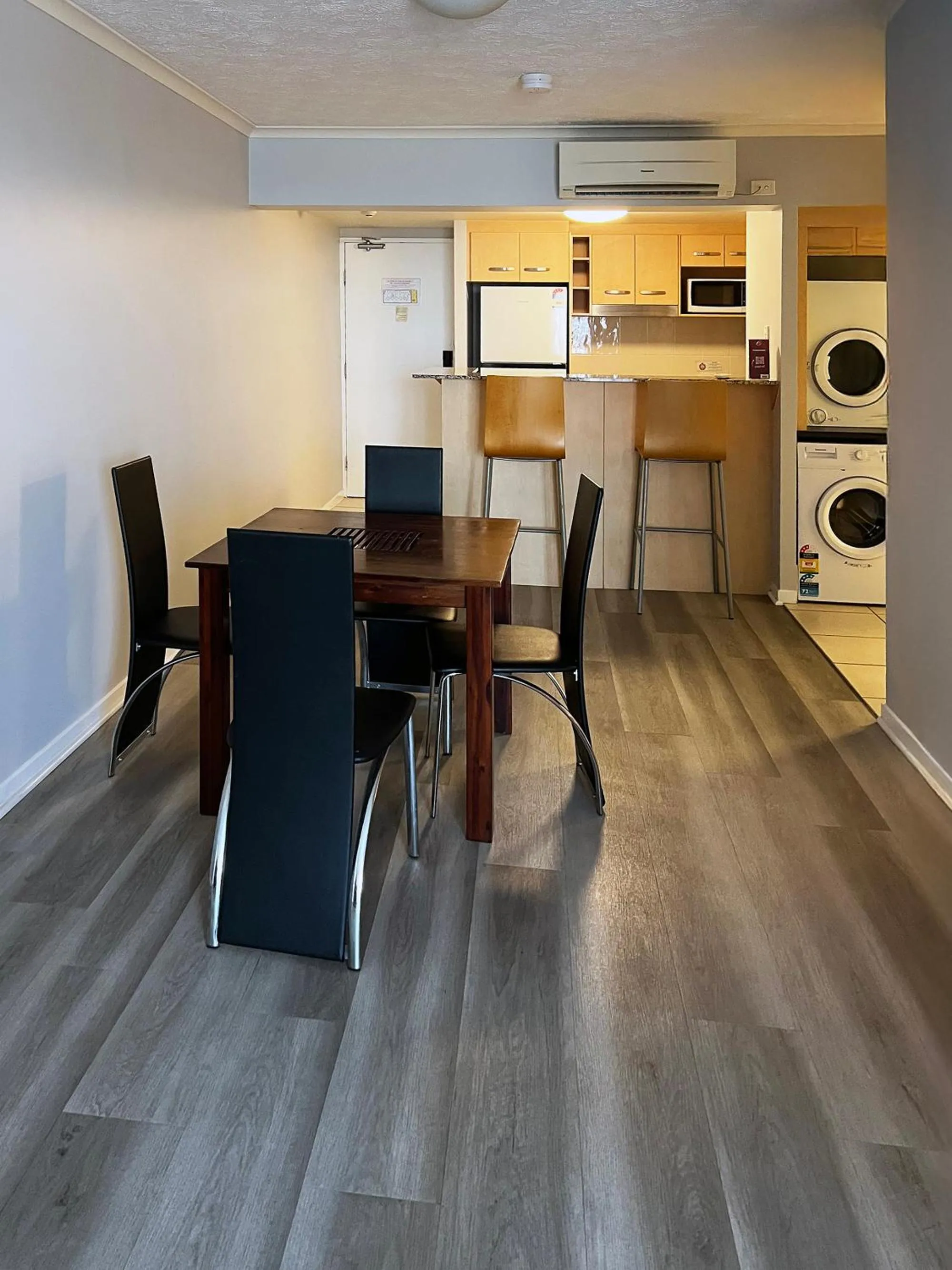 Dining area in Caloundra Central Apartment Hotel Official
