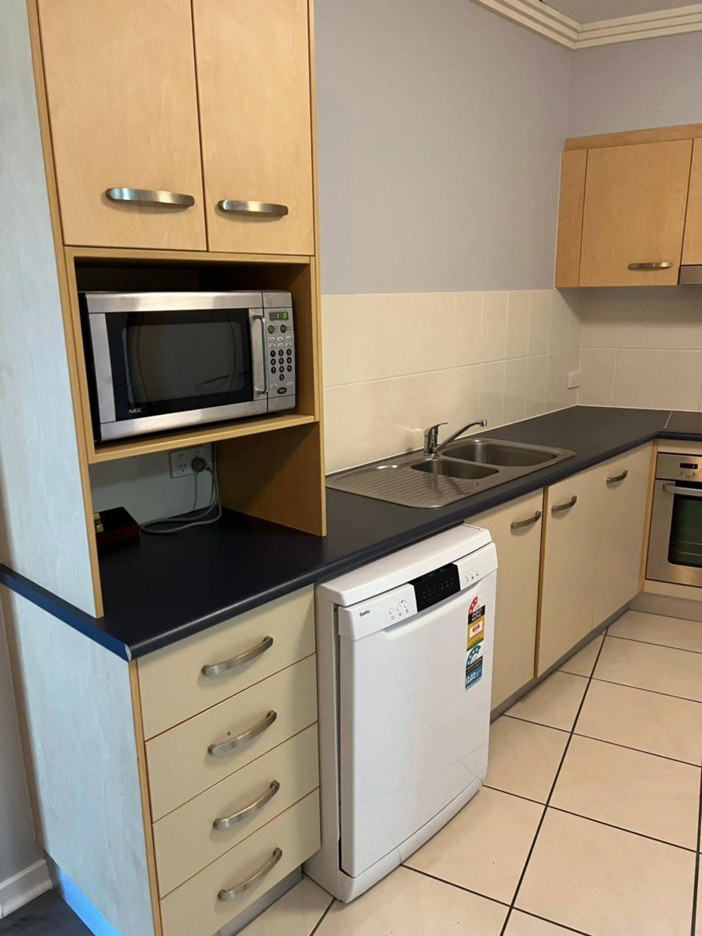 Kitchen or kitchenette in Caloundra Central Apartment Hotel Official