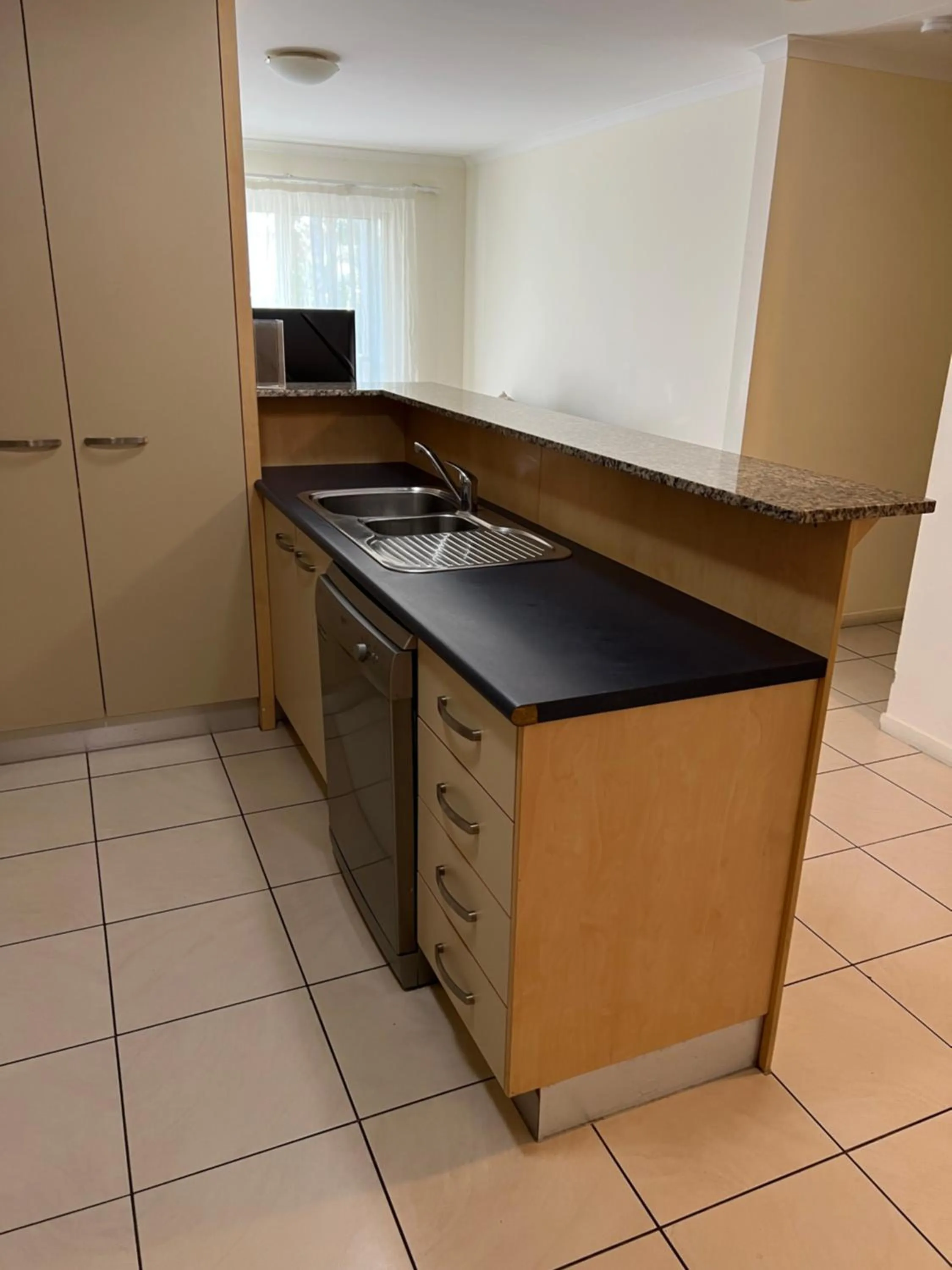Kitchen or kitchenette in Caloundra Central Apartment Hotel Official
