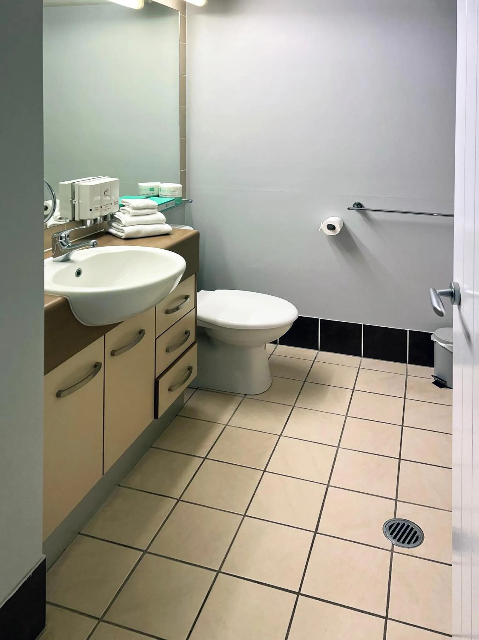 Bathroom in Caloundra Central Apartment Hotel Official