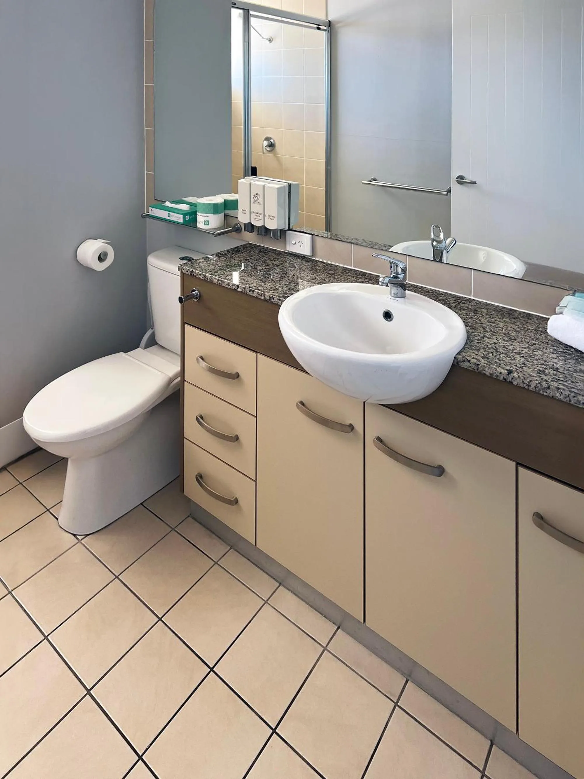 Toilet in Caloundra Central Apartment Hotel Official