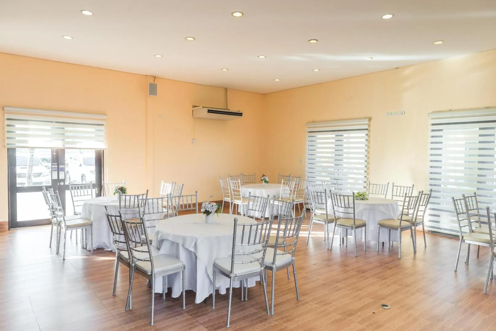 Restaurant/places to eat in Microtel by Wyndham Cabanatuan