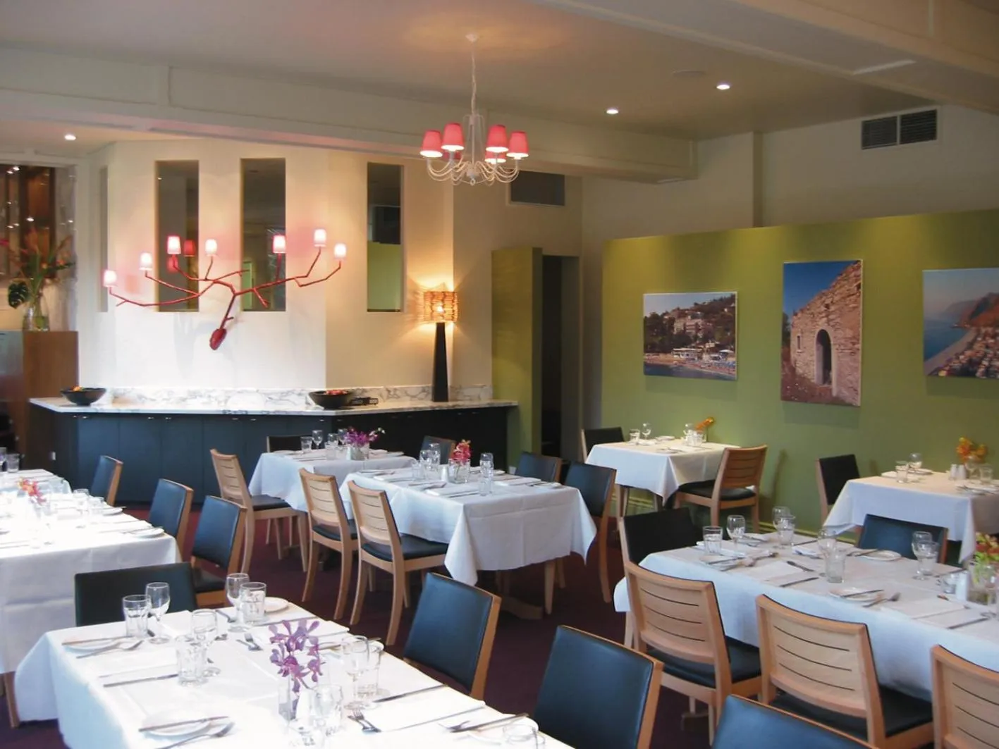 Restaurant/places to eat in Best Western Plus The Tudor Box Hill