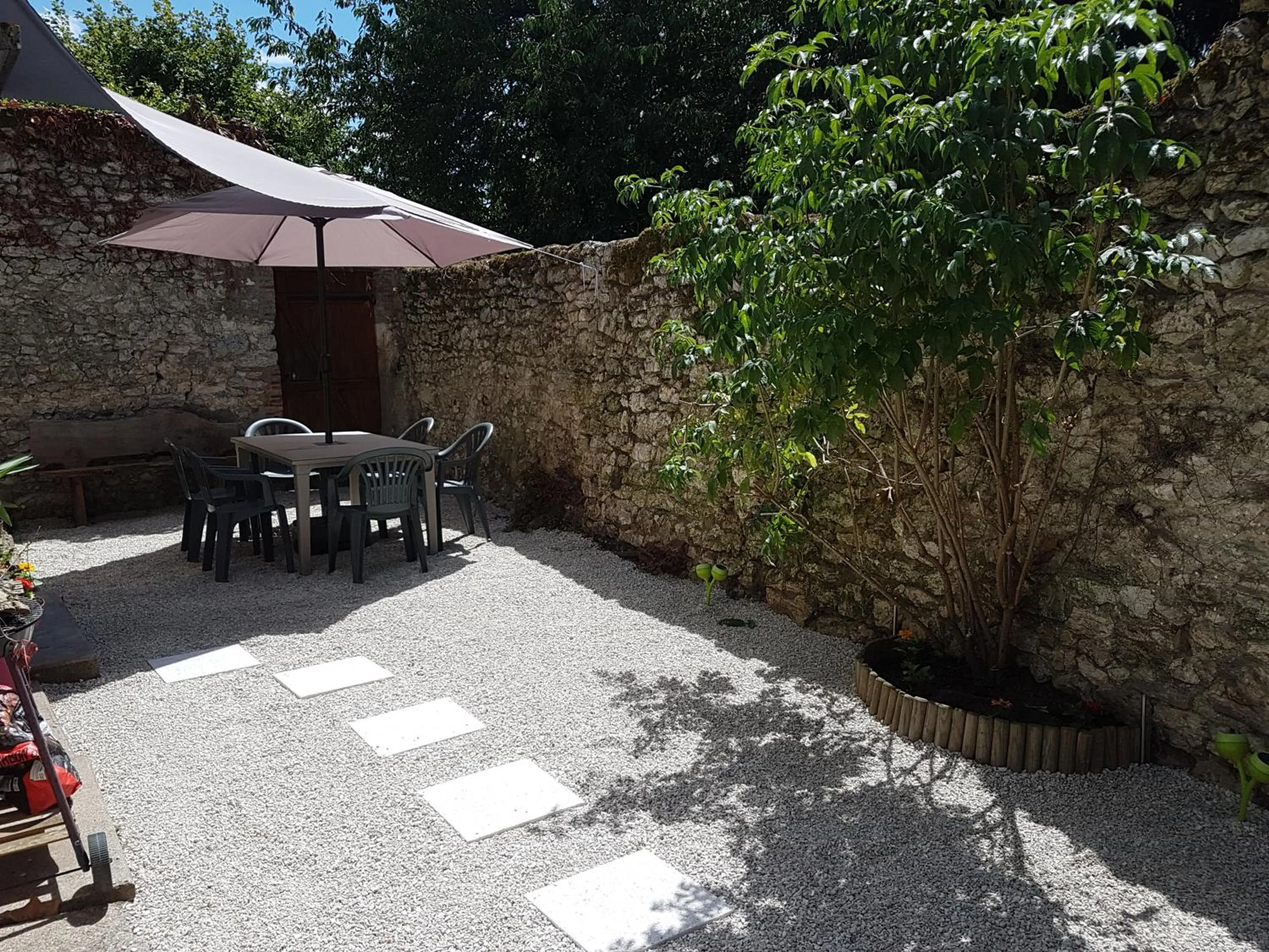 Patio in Proche chateau