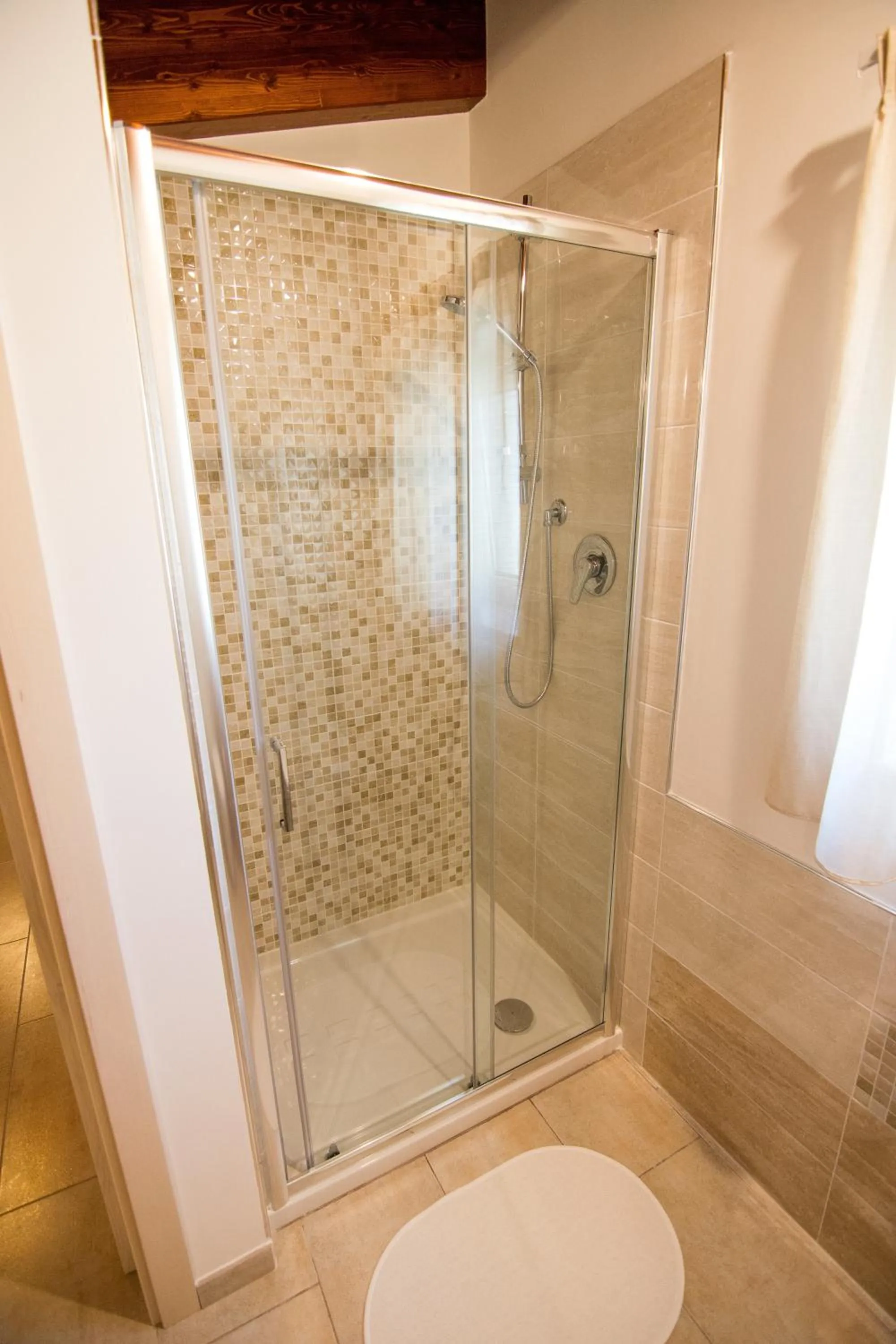 Shower in Le mansardine