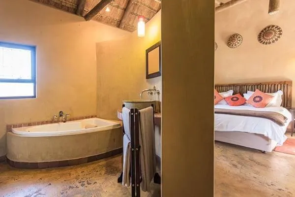 Bathroom, Bed in AmaZulu Lodge