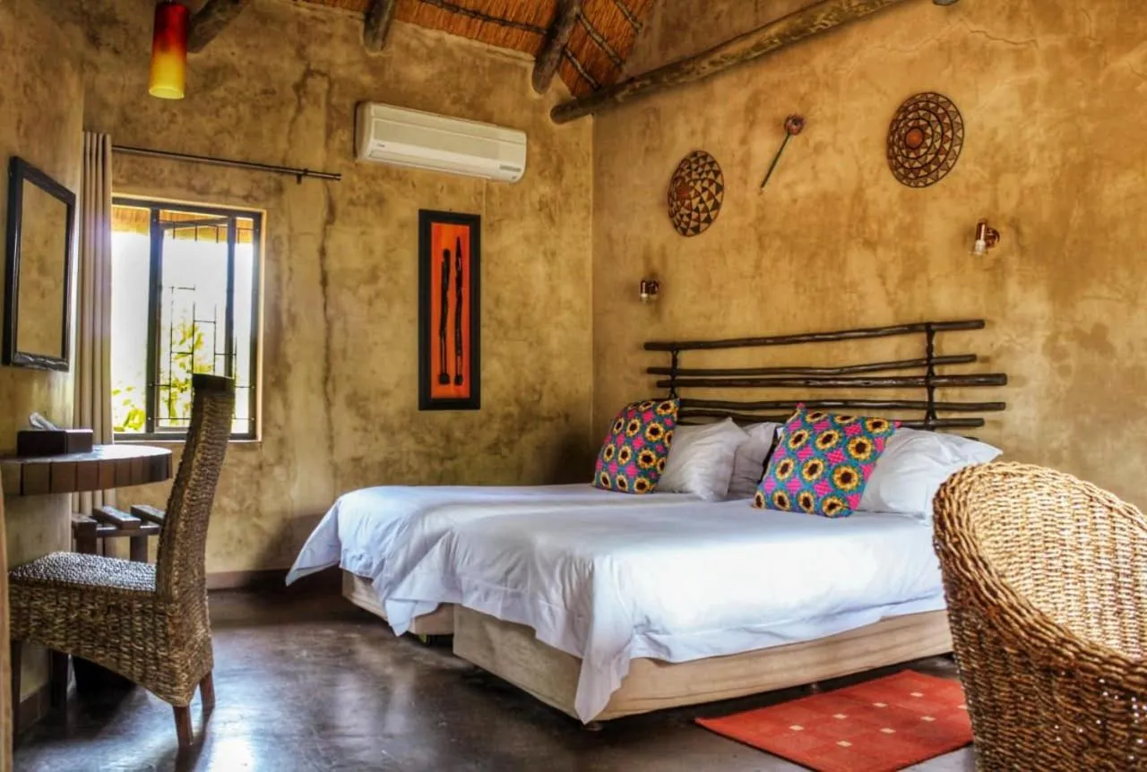 Photo of the whole room, Bed in AmaZulu Lodge