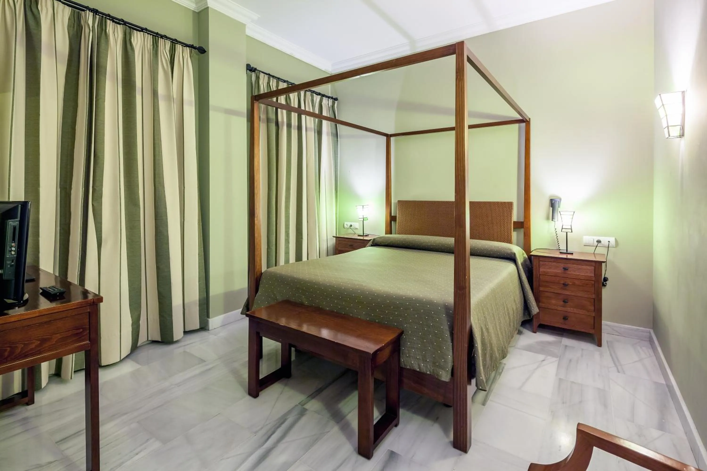 Photo of the whole room, Bed in Hotel Las Casas del Duque