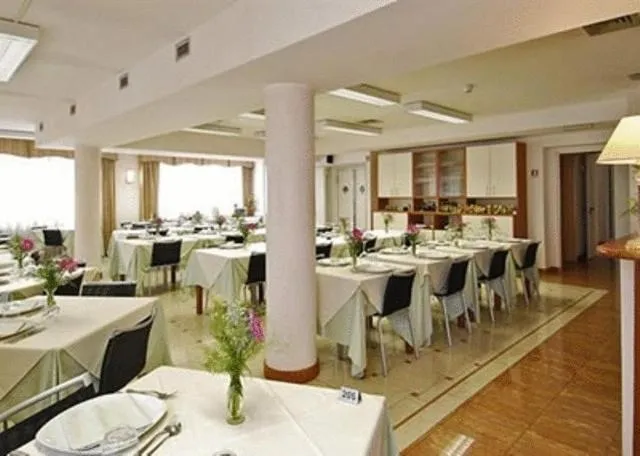 Restaurant/places to eat in Hotel Maita