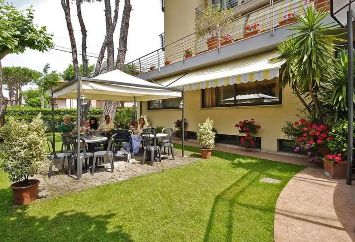 Communal lounge/ TV room in Hotel Maita