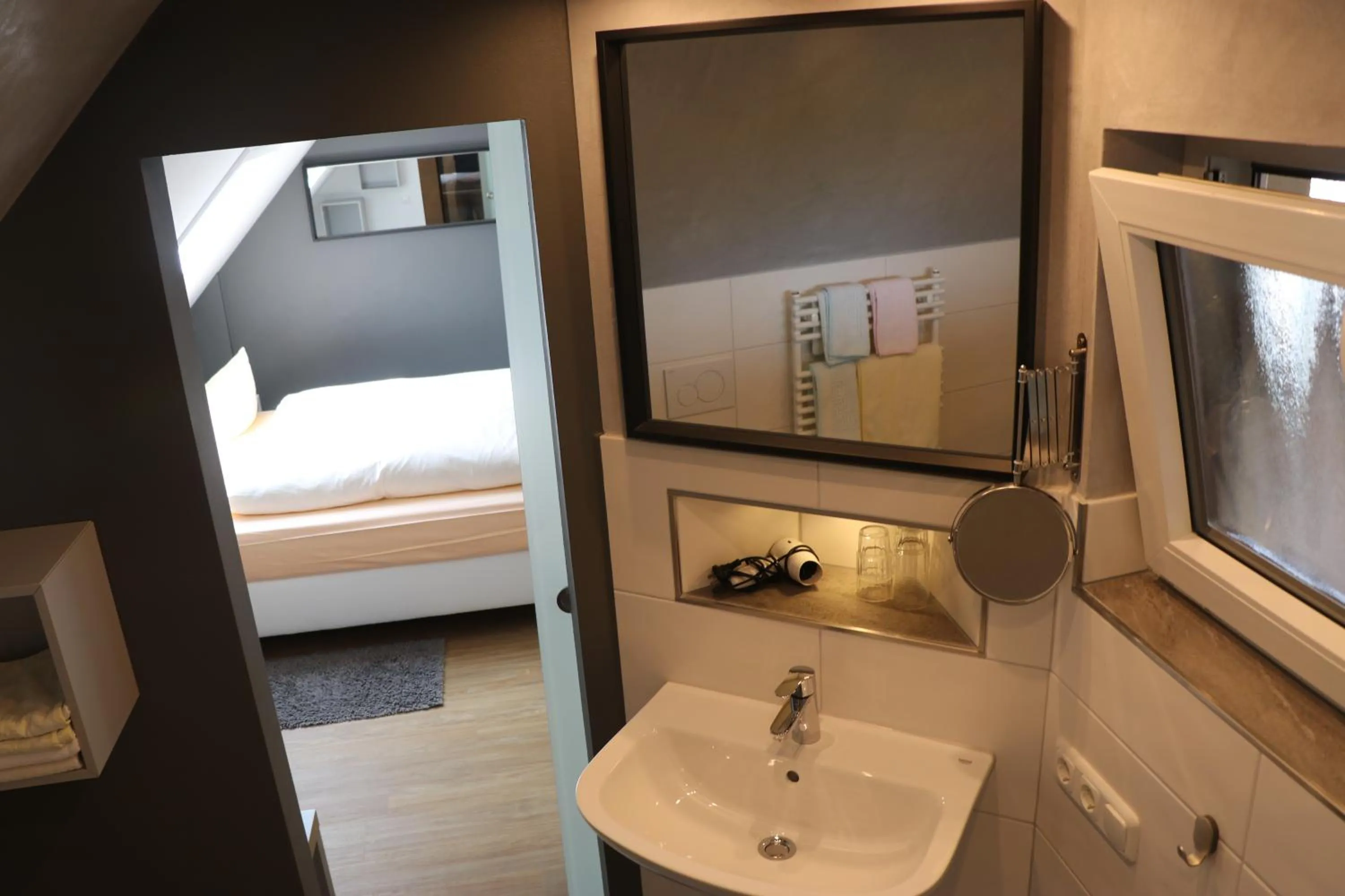 Shower, Bed in Gasthof Post