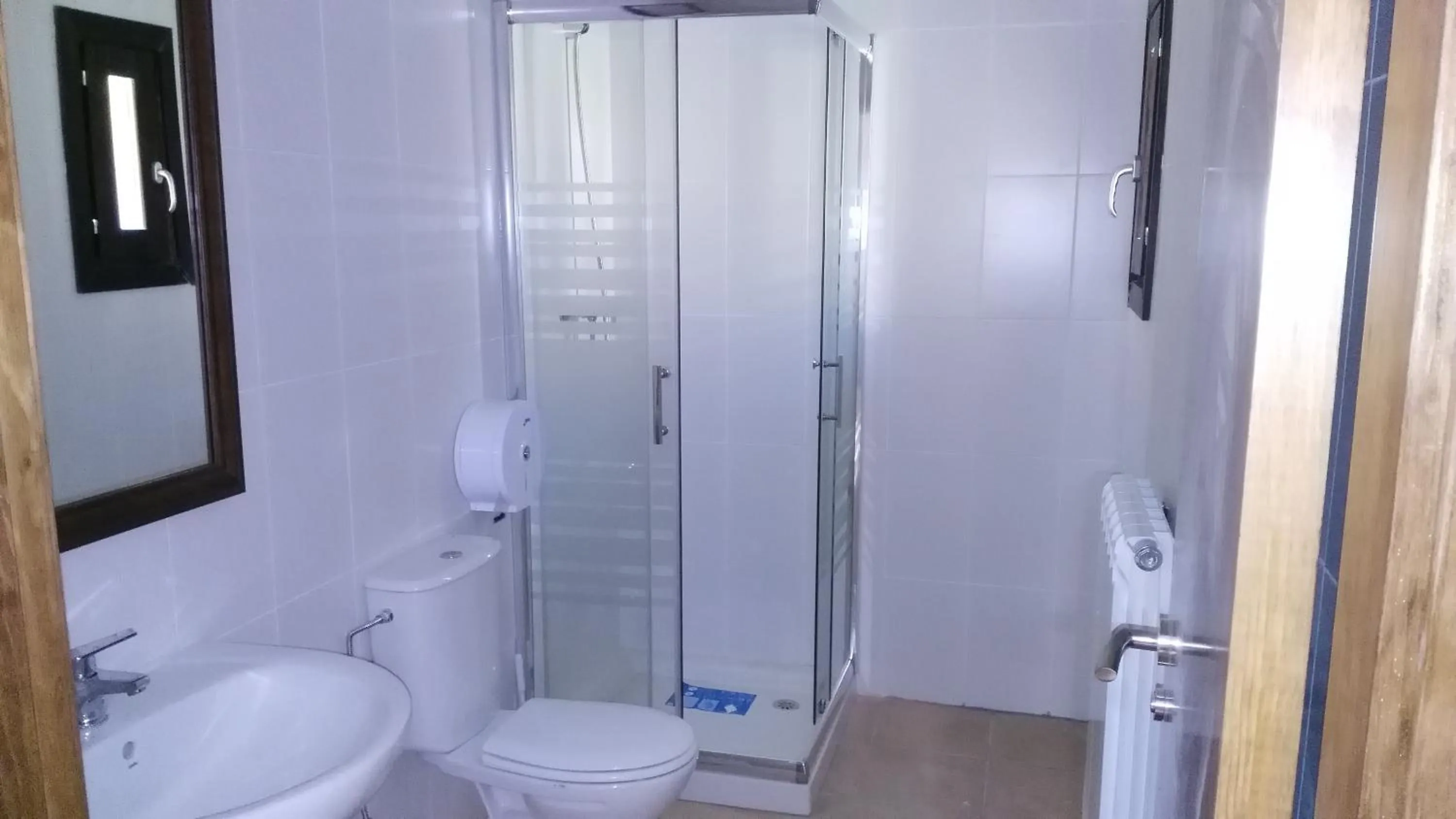 Bathroom in Albergue de Benabarre-CALUMET