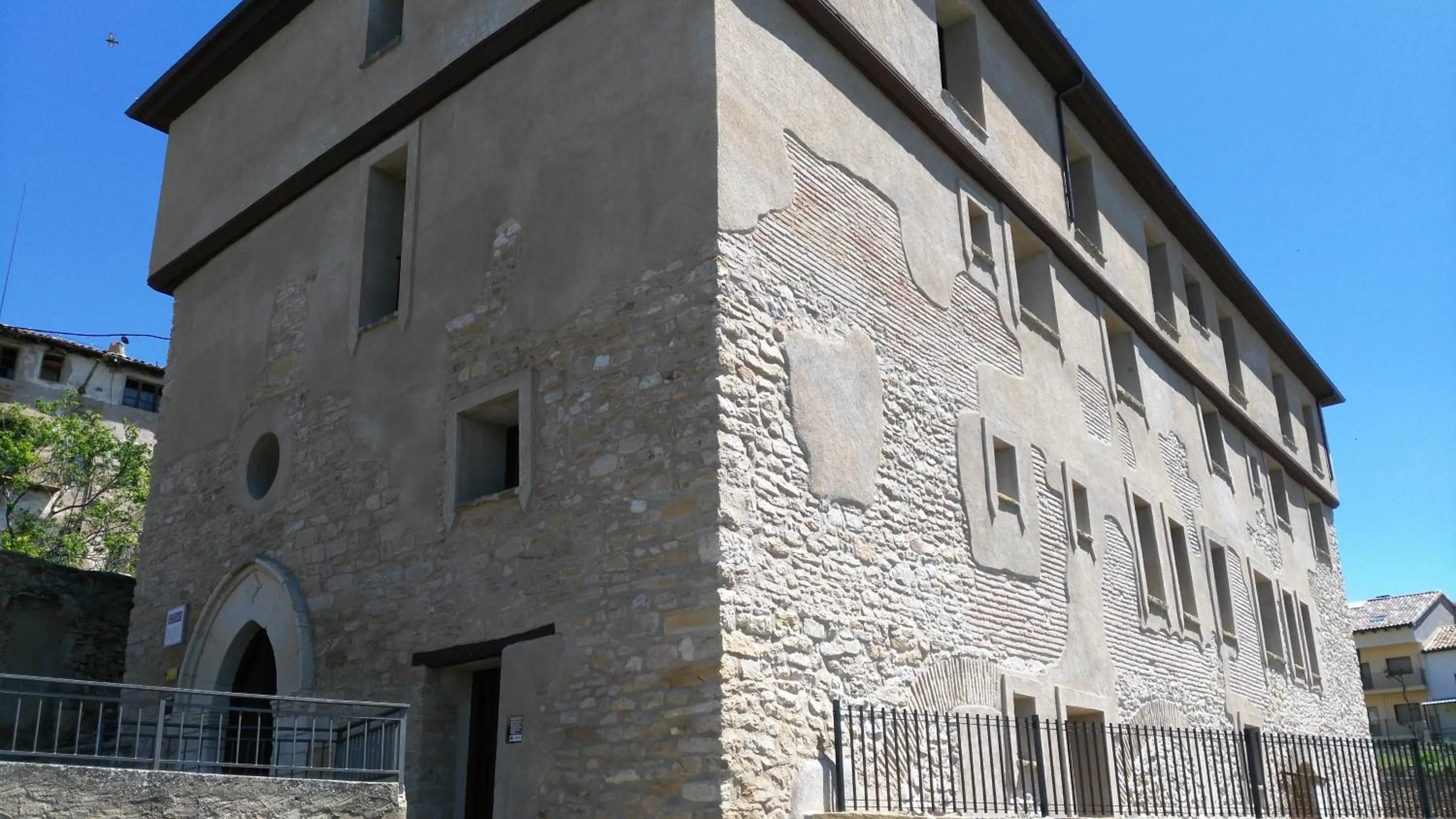 Facade/entrance in Albergue de Benabarre-CALUMET
