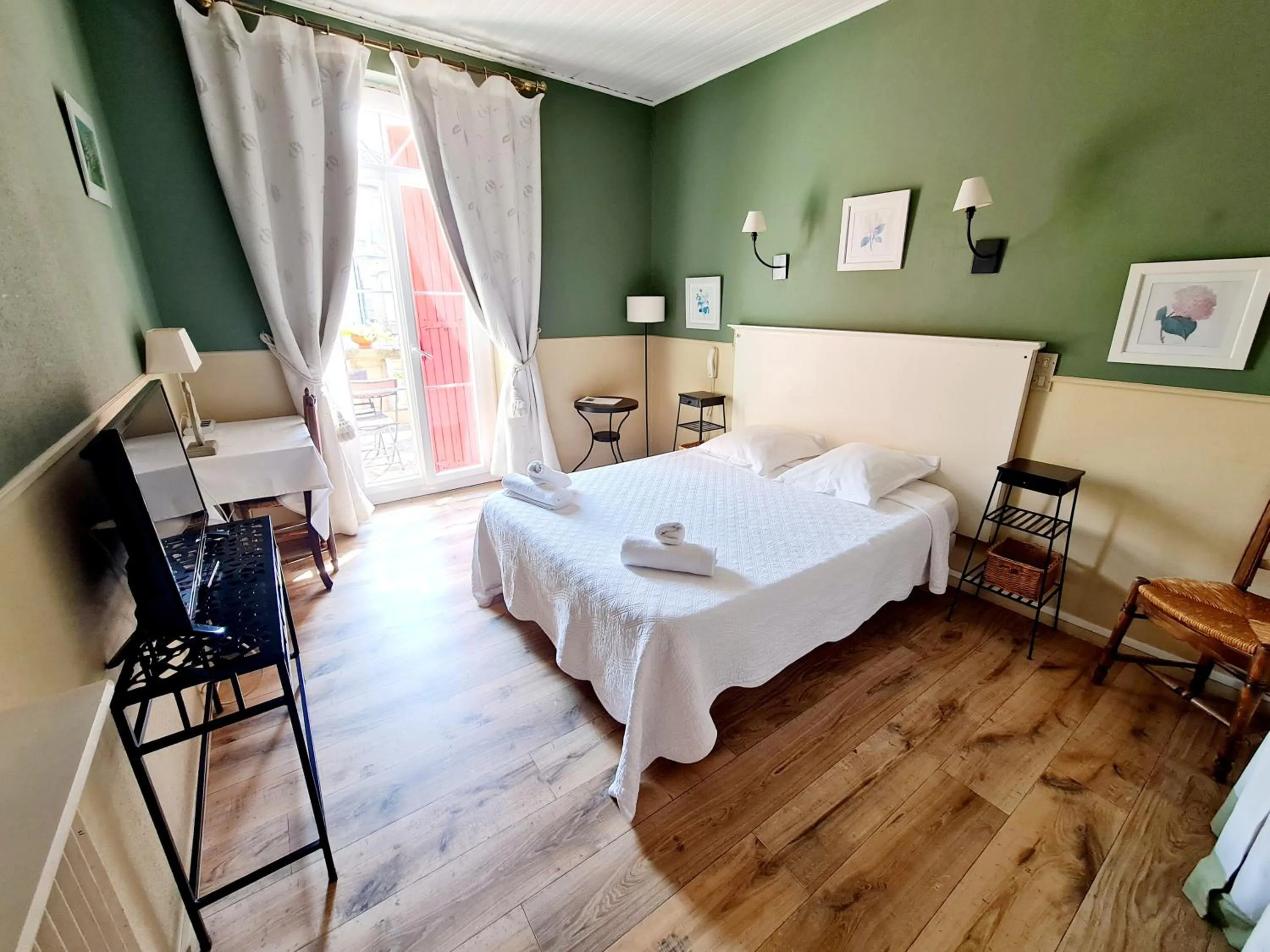 Photo of the whole room, Bed in Hotel Des Artistes