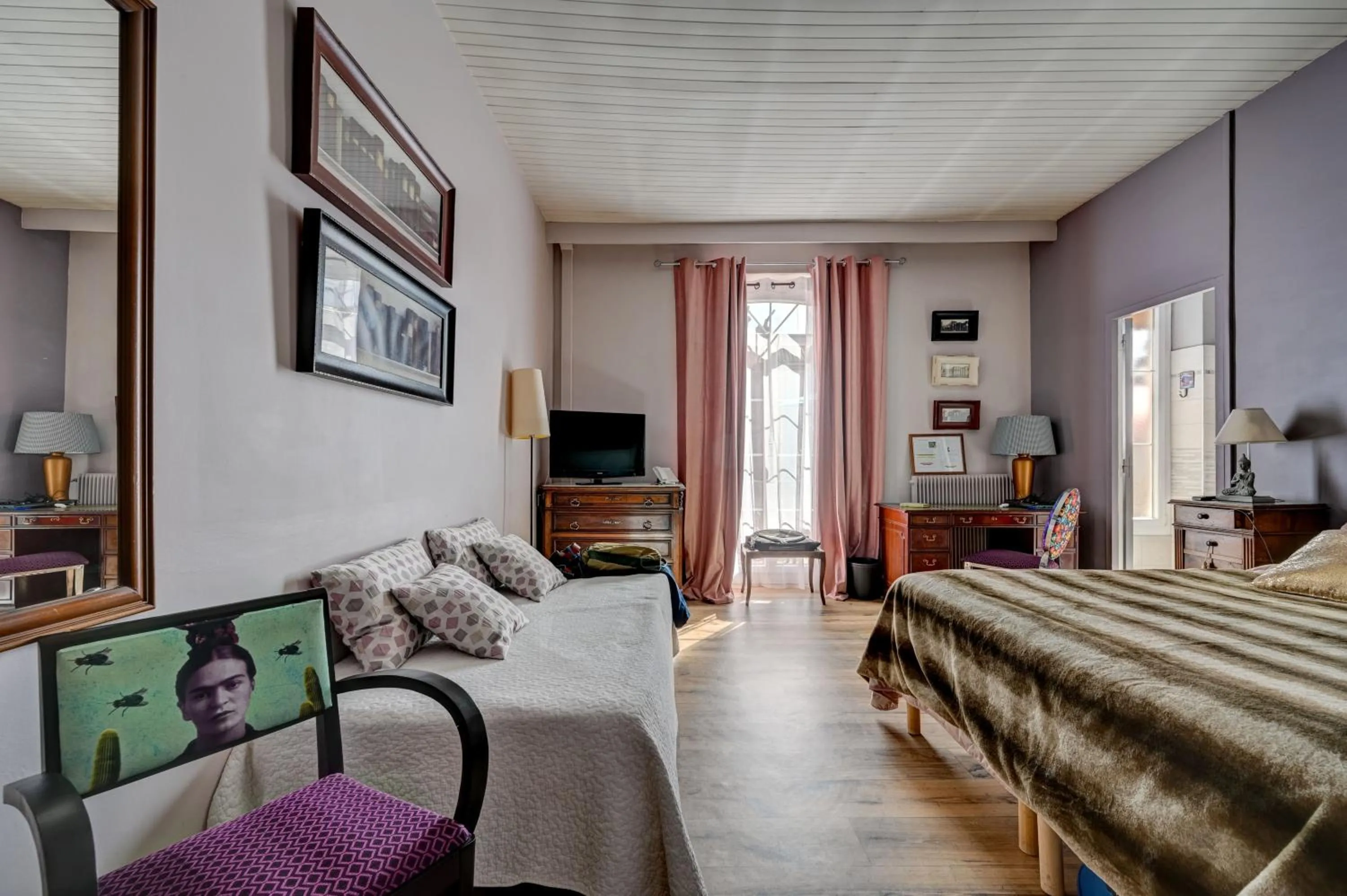 Photo of the whole room, Bed in Hotel Des Artistes