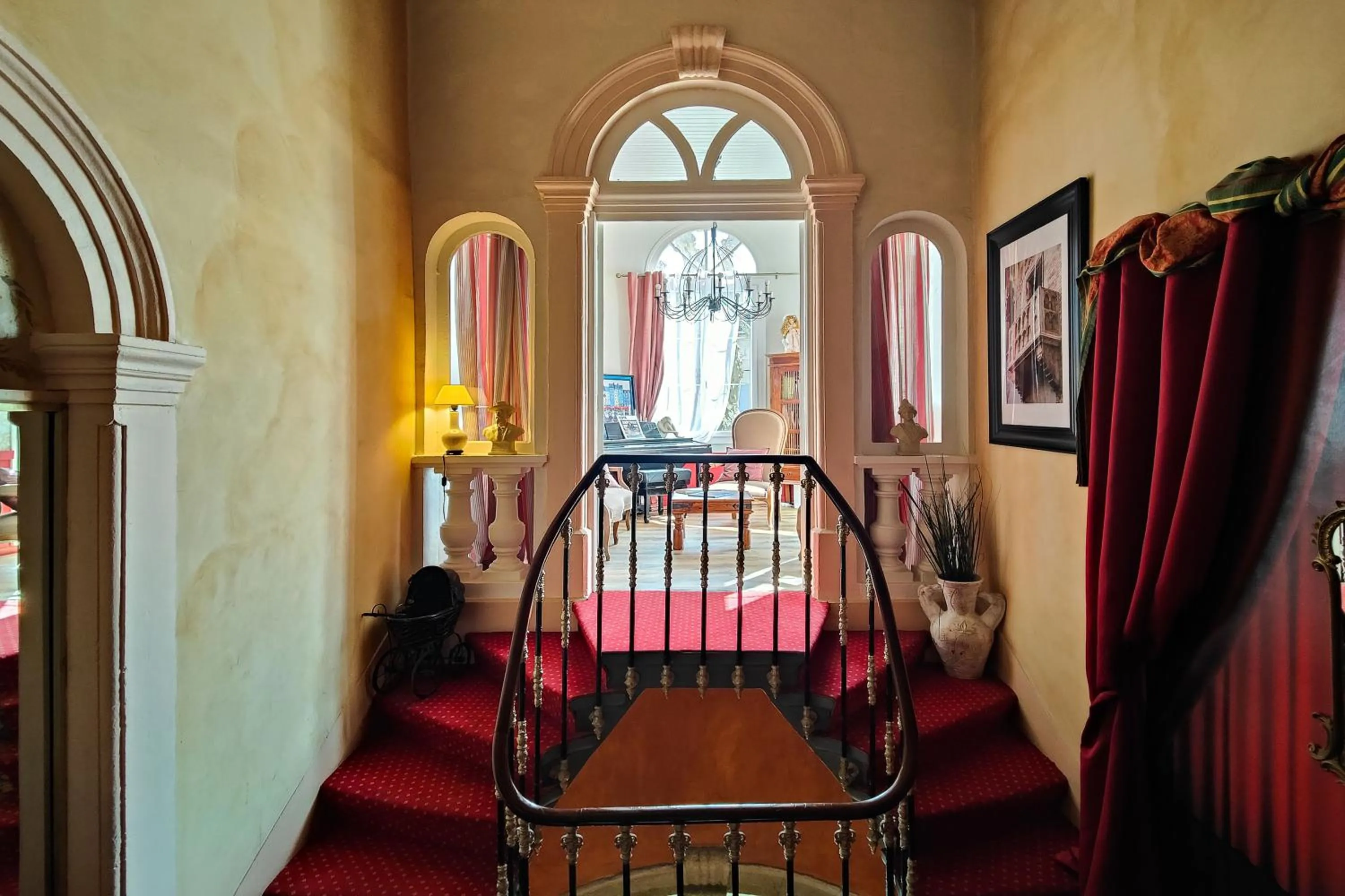 Decorative detail, Bed in Hotel Des Artistes