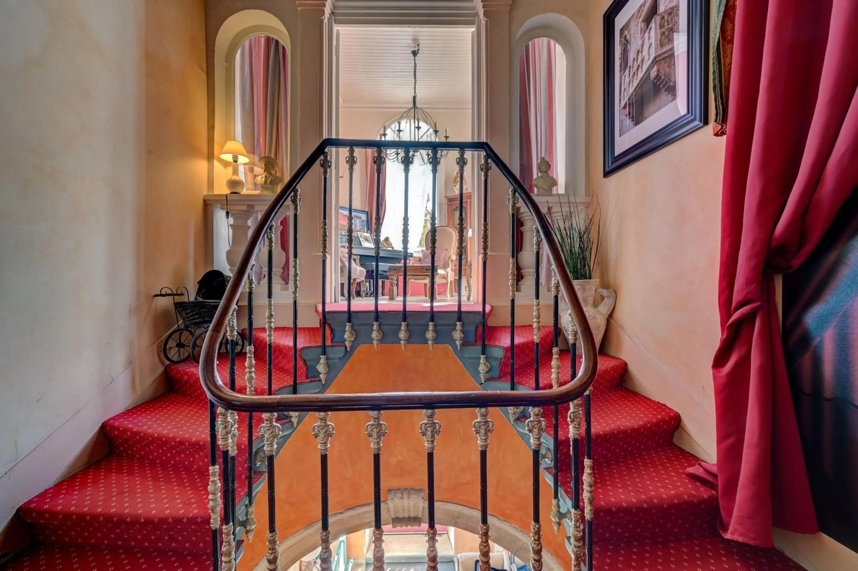 Decorative detail, Bed in Hotel Des Artistes