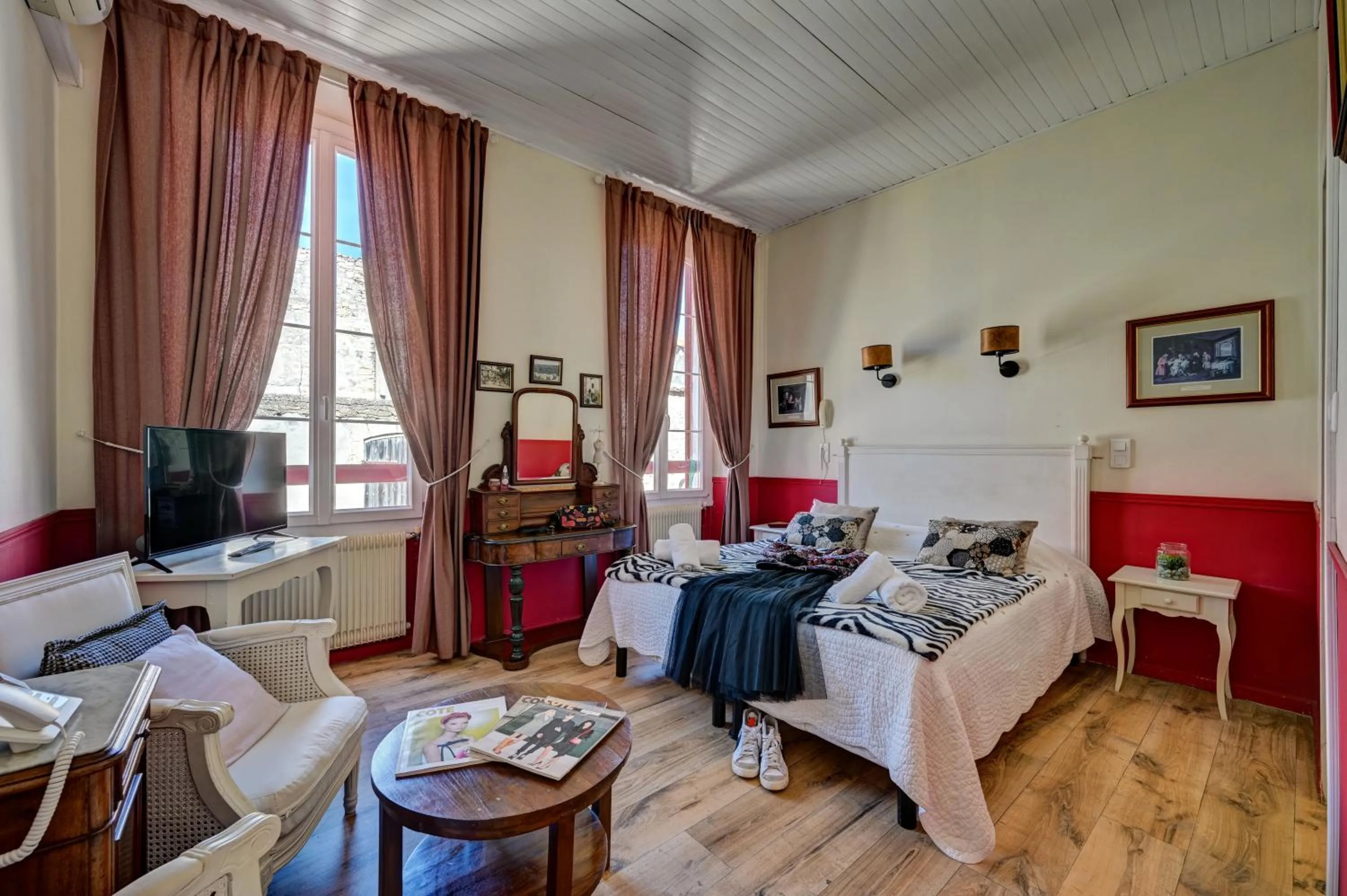 Photo of the whole room, Bed in Hotel Des Artistes