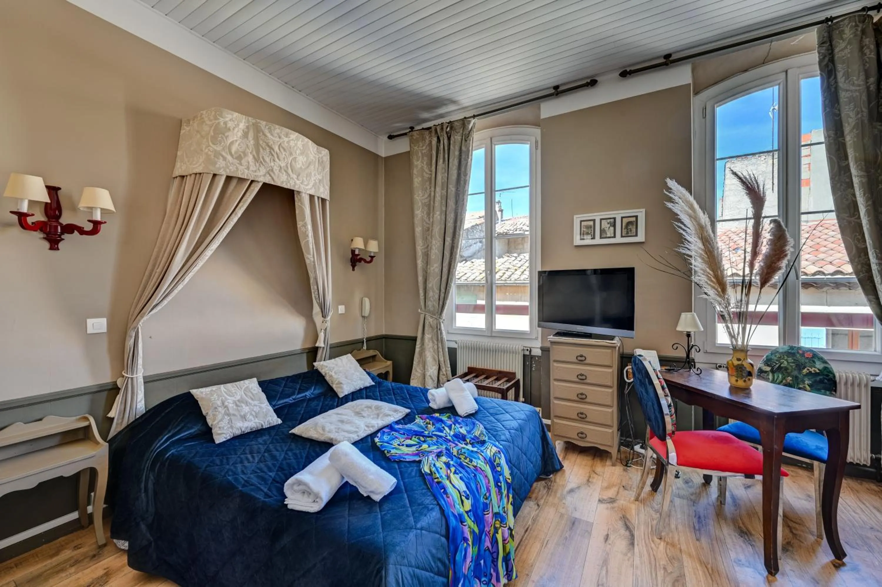 Photo of the whole room, Bed in Hotel Des Artistes