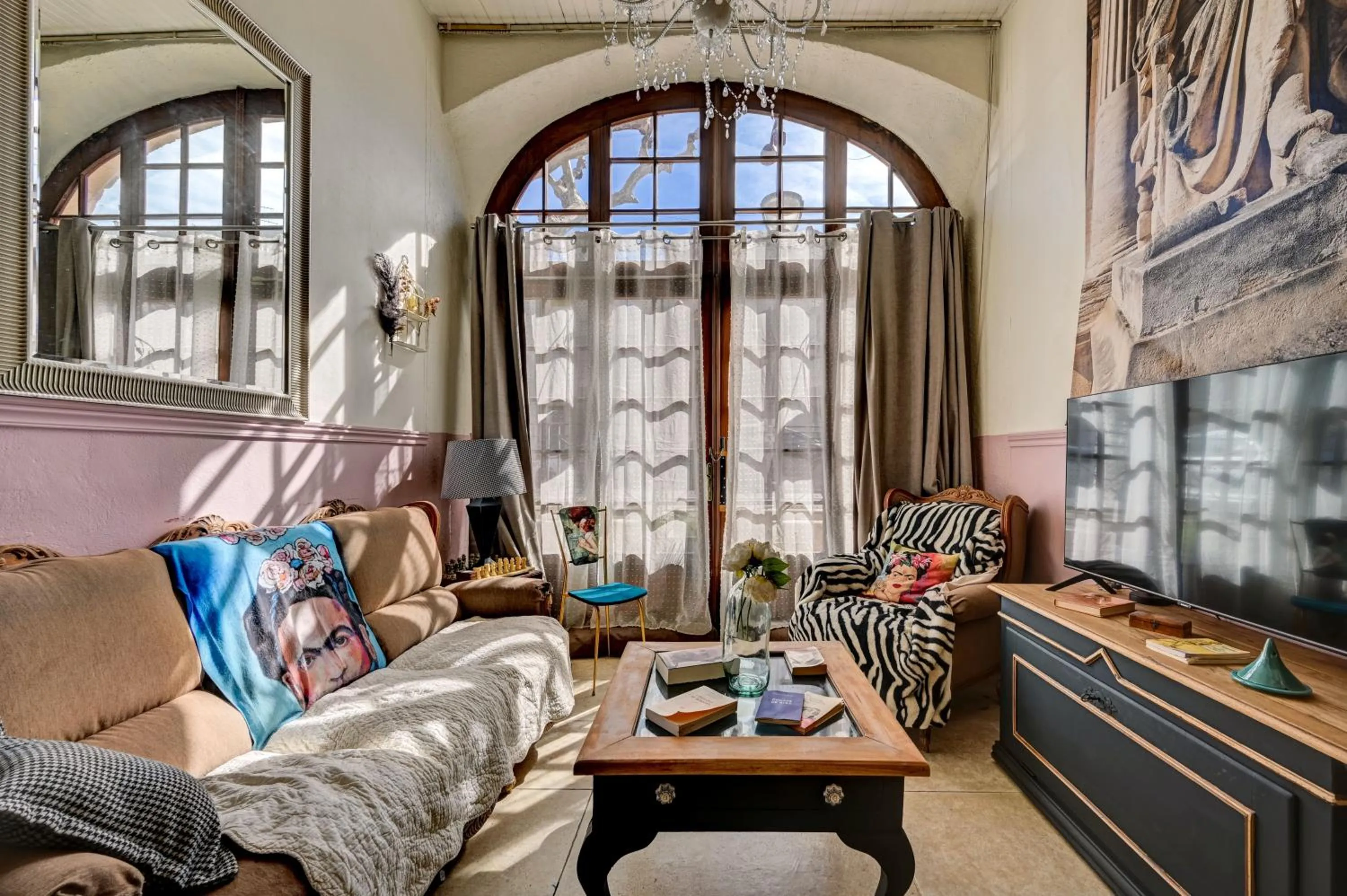 Communal lounge/ TV room in Hotel Des Artistes