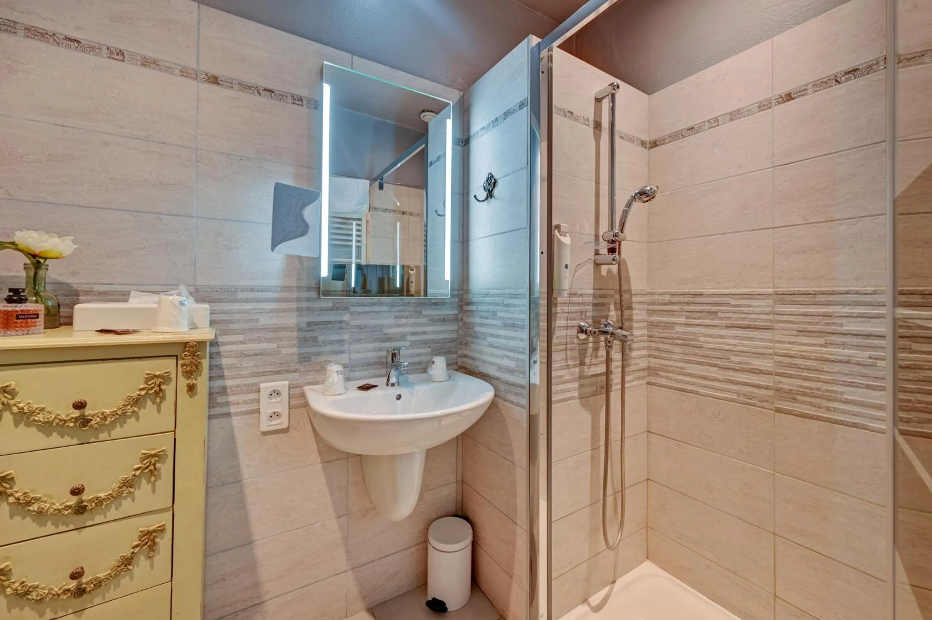 Bathroom in Hotel Des Artistes