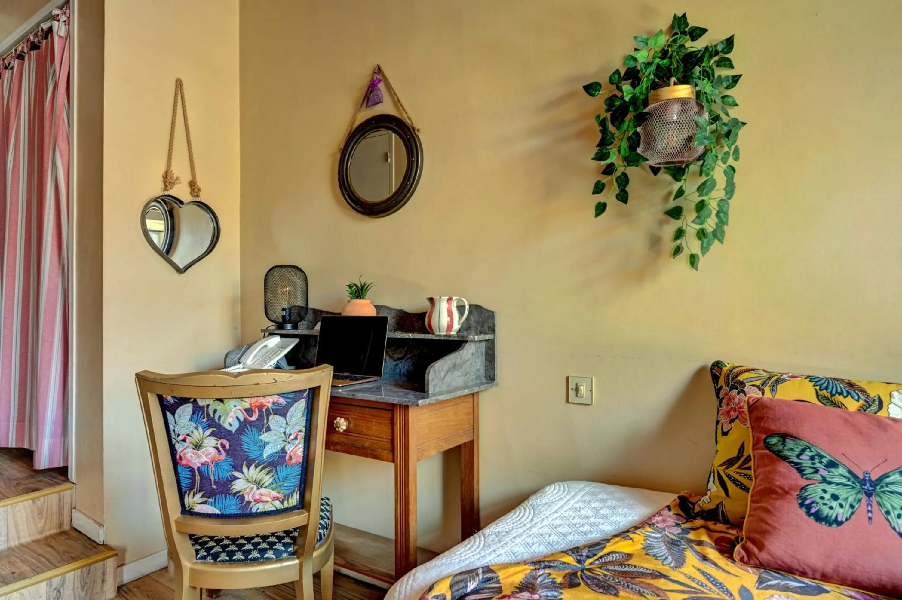 Seating area, Bed in Hotel Des Artistes