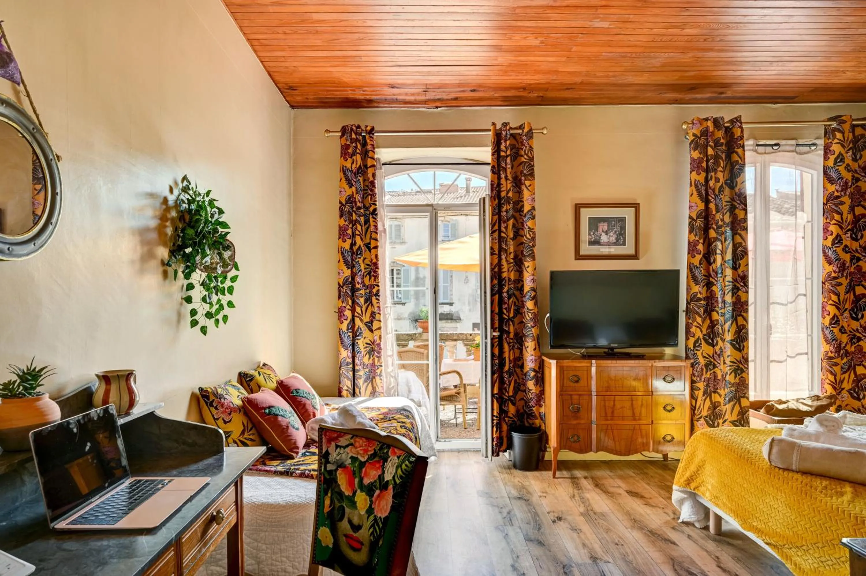 TV and multimedia in Hotel Des Artistes