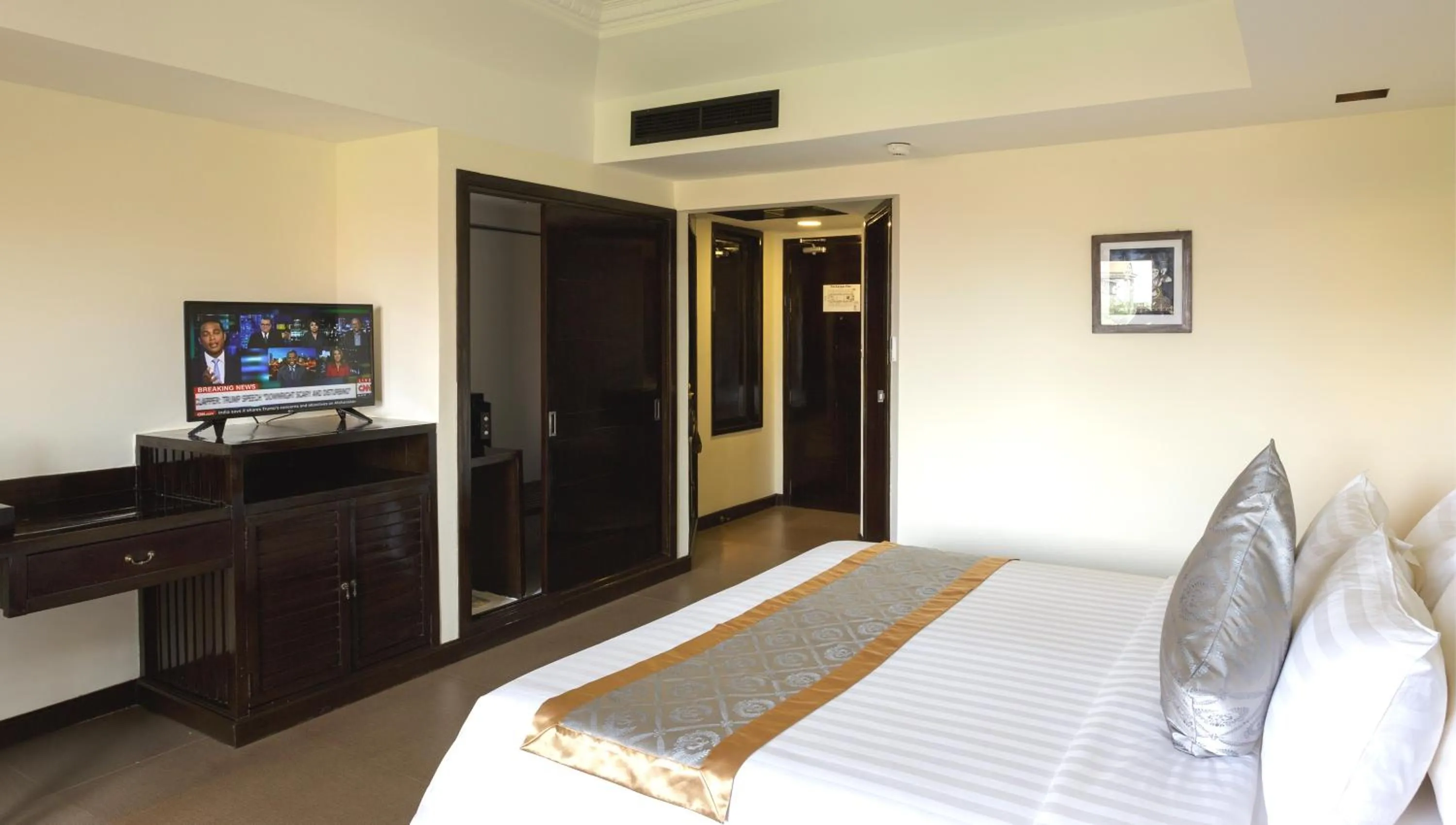 Communal lounge/ TV room, Bed in Sokchea Angkor Hotel