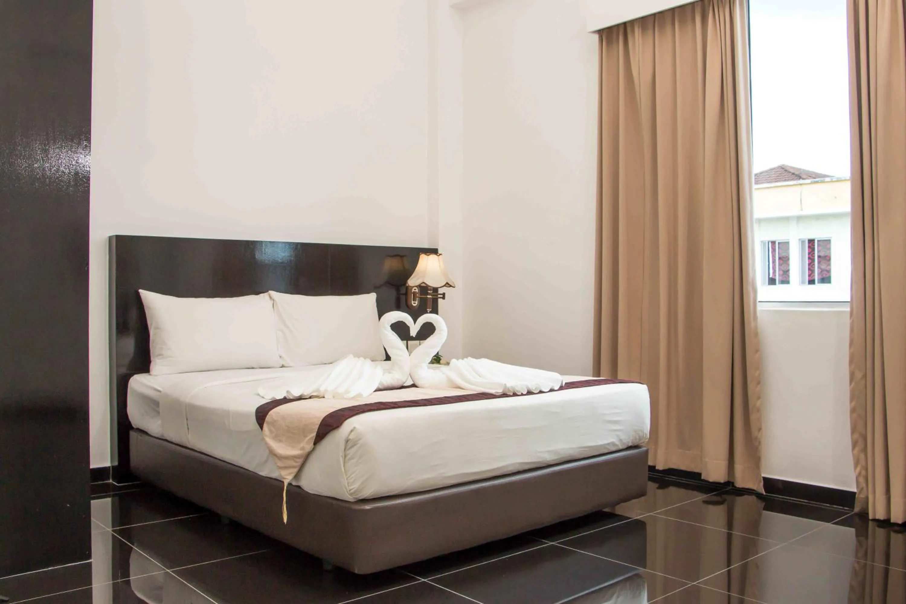 Bed in Swan Garden Hotel