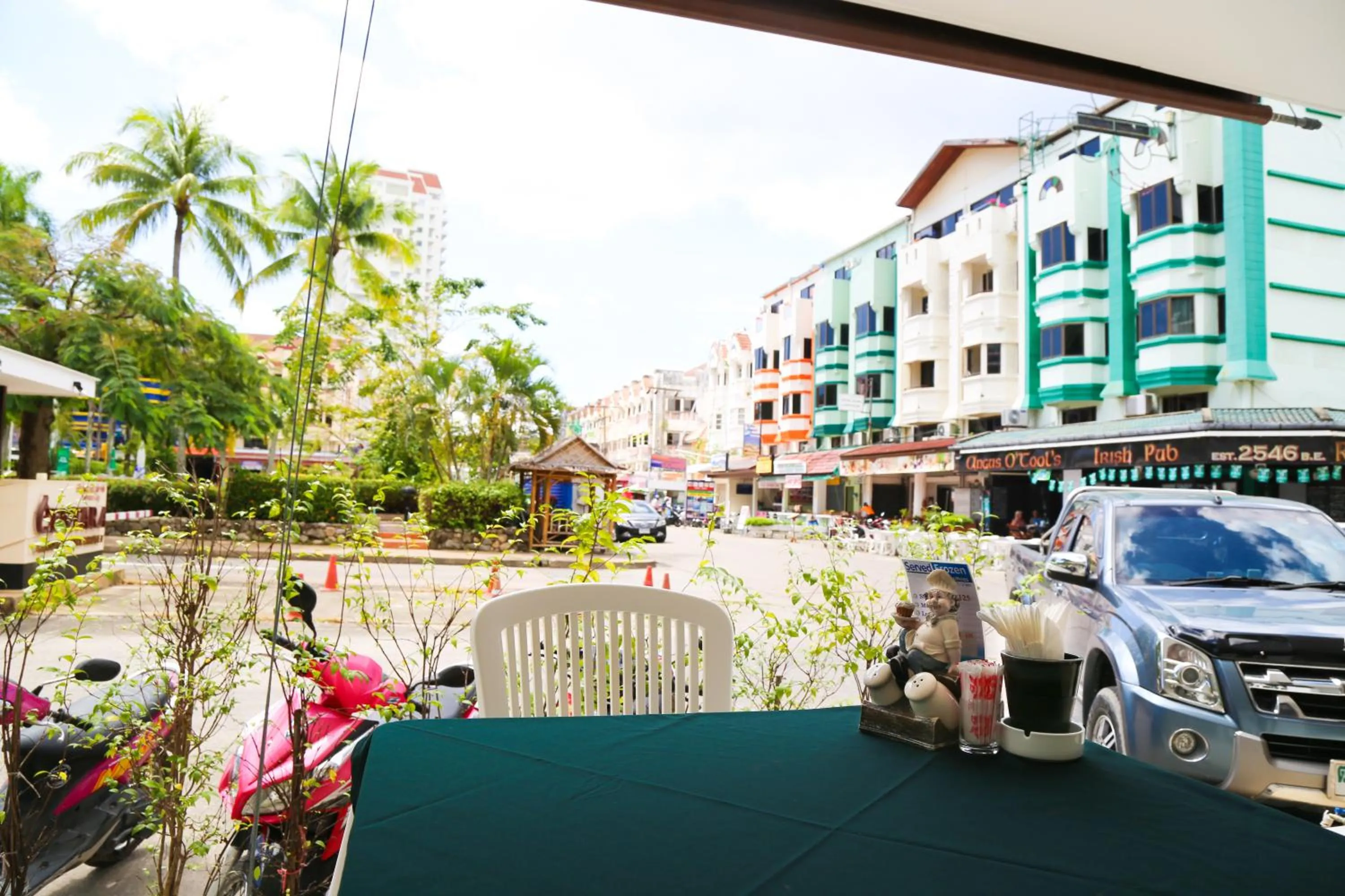 Restaurant/places to eat in Hotel De Karon